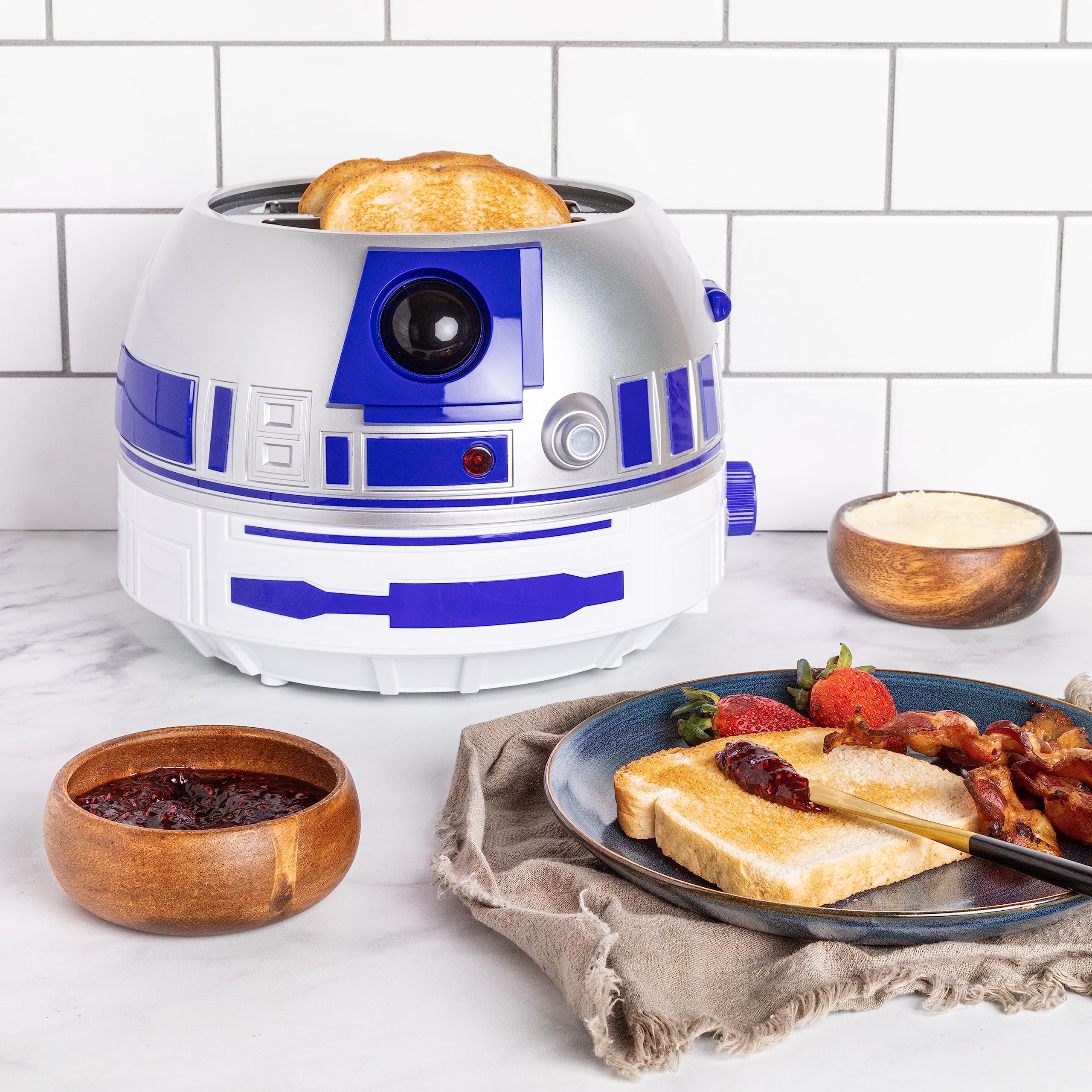Tostadora de lujo Star Wars R2D2 de Uncanny Brands: se ilumina y suena como Artoo