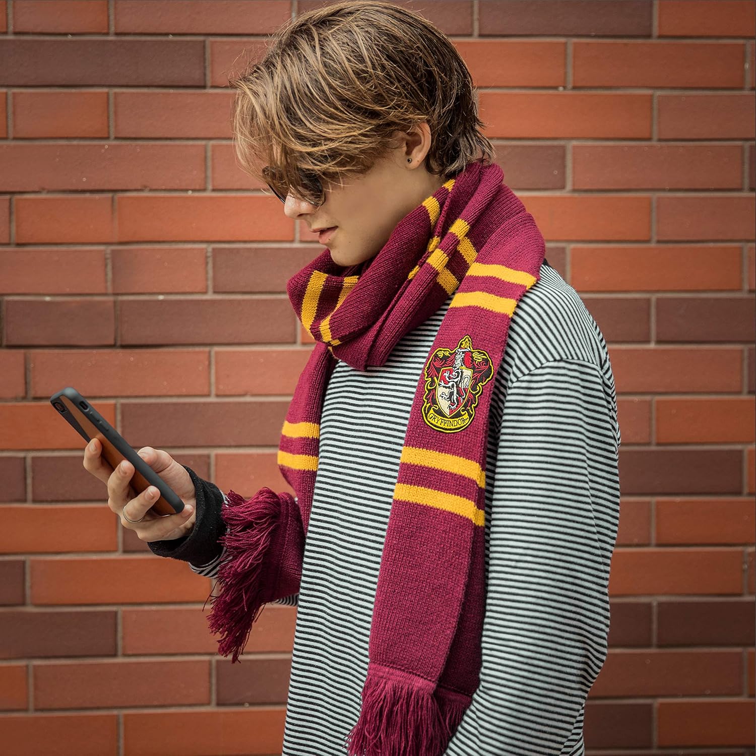 Cinereplicas Harry Potter Scarf - Deluxe Edition - 98" - Official - Ultra Soft Knitted Fabric (Gryffindor): Home & Kitchen