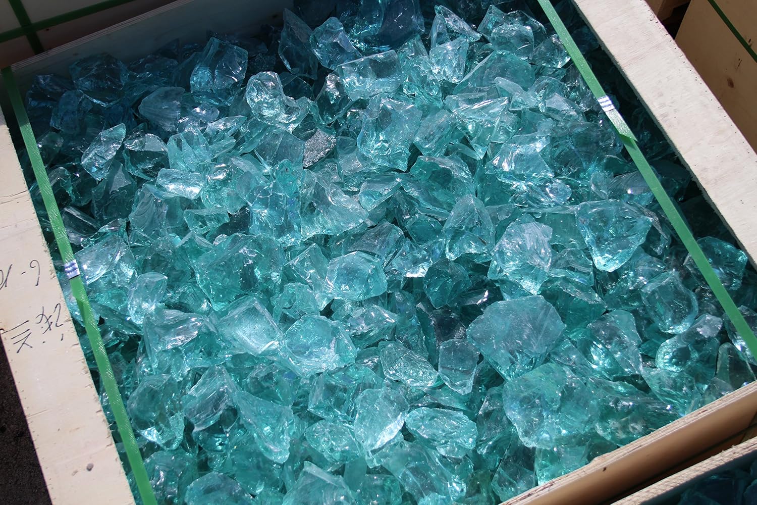 Килограмм пластиковых бутылок. Цветное стекло эрклез. 1 кг стекла. Бой стекла. Стеклянные валуны.