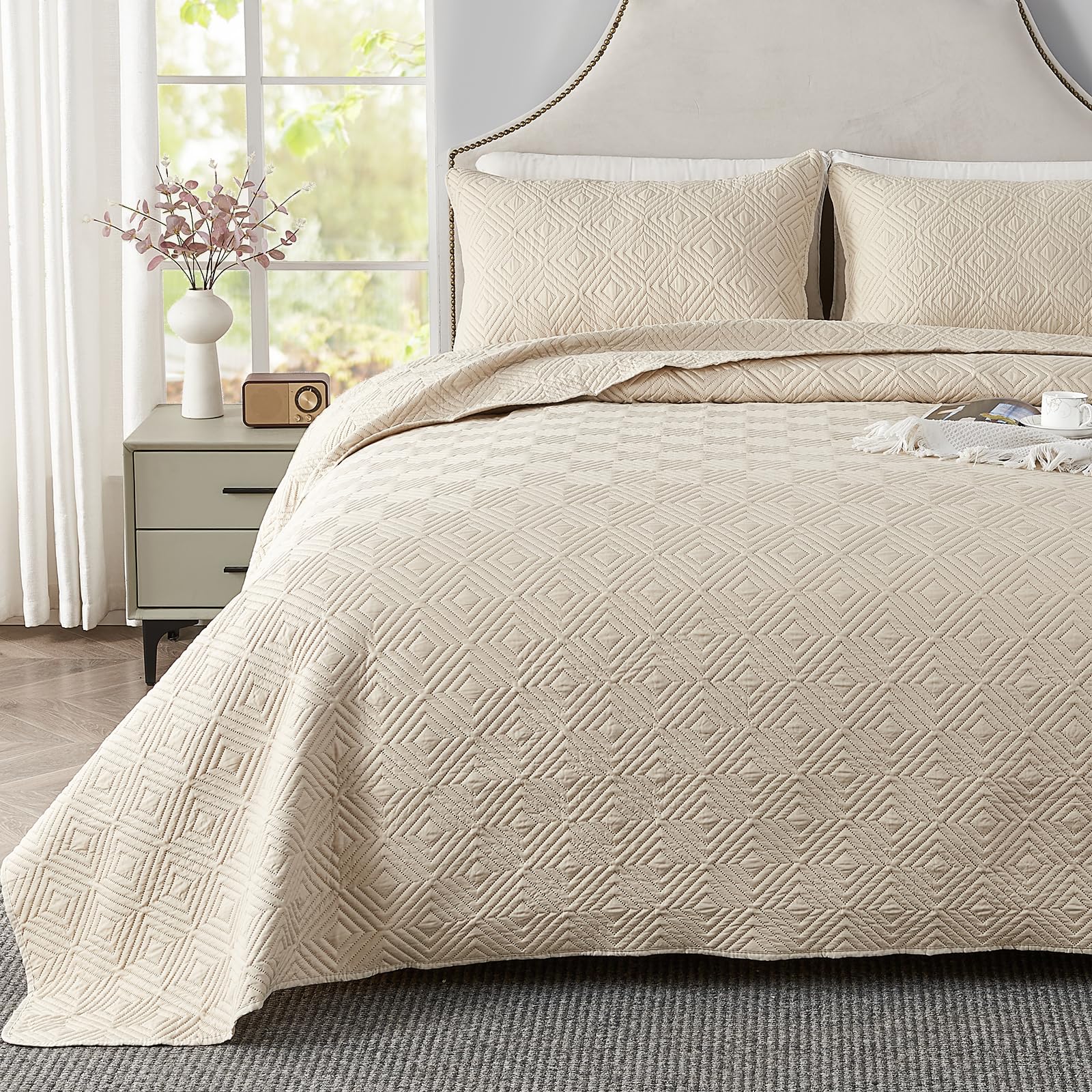 Qucover King Size Bedspread, 3-Piece Beige Polyester Breathable Geometric Pattern 3D Ultrasonic Quilting Technology Lightweight Summer Bedspreads with Pillow Shams, 240x260cm