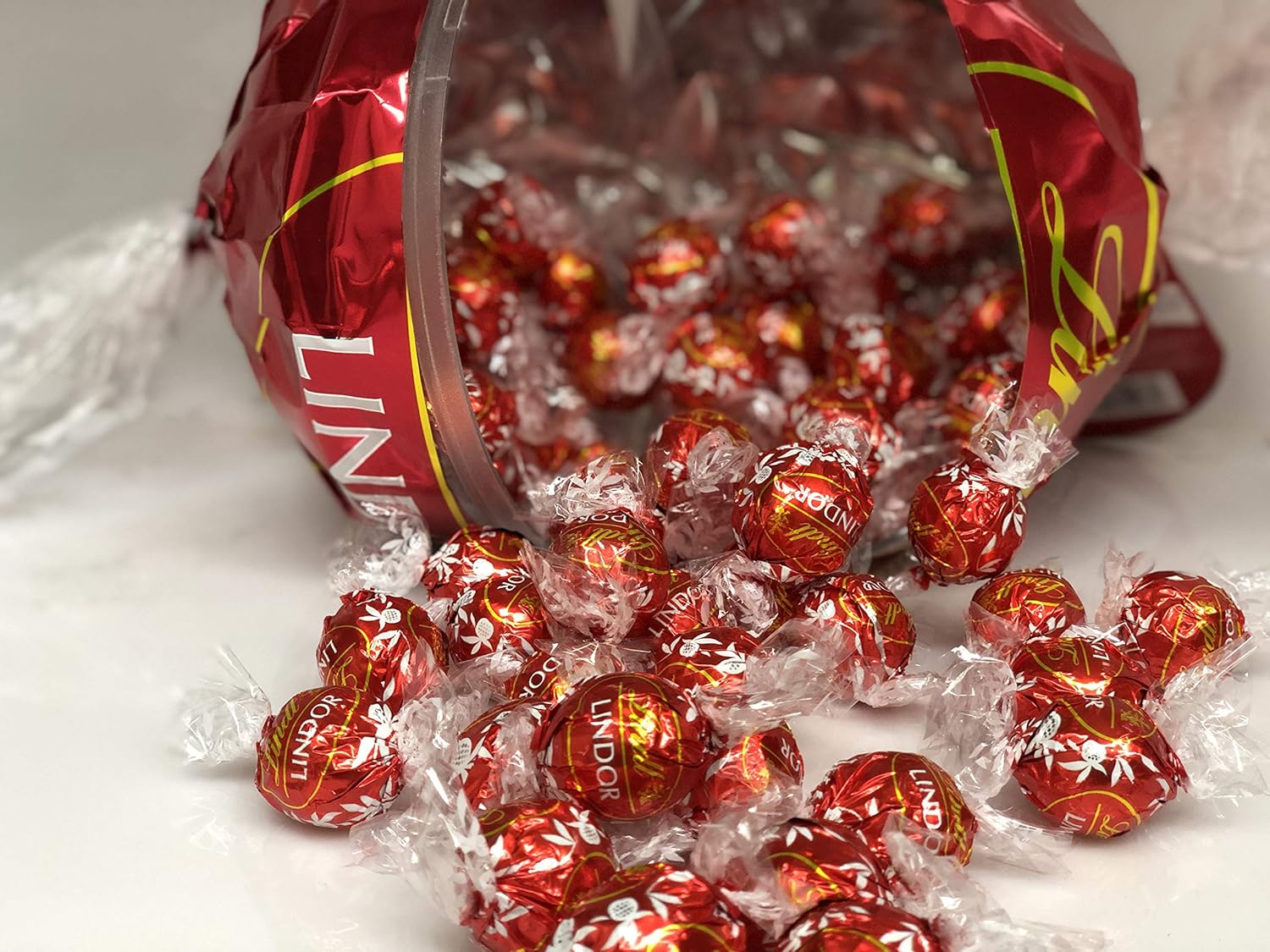 Amazon Com Lindt Lindor Giant Red Ball Milk Chocolate Truffles Kosher 18 6 Ounce With About 45 Regular Size Milk Chocolate Truffles Inside Perfect For Mother S Day Grocery Gourmet Food