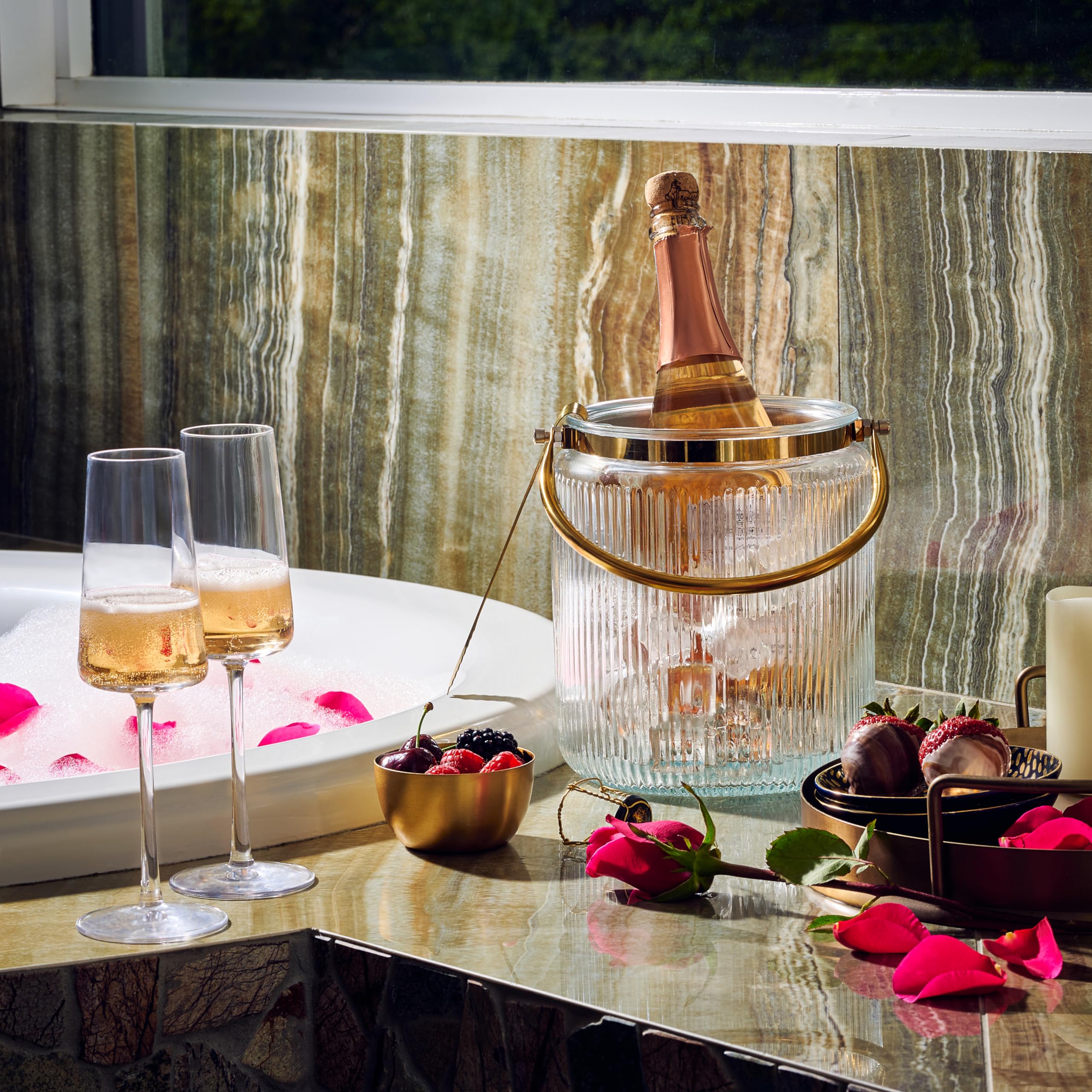 Le'raze Glass Ice Bucket with Airtight Lid, Tong Scooper and Handle - 3L Ribbed Beverage Tub Cocktail Home Bar Accessories, Wine, Beer Chiller for Parties, Champagne Drink Cooler Hinged Handles