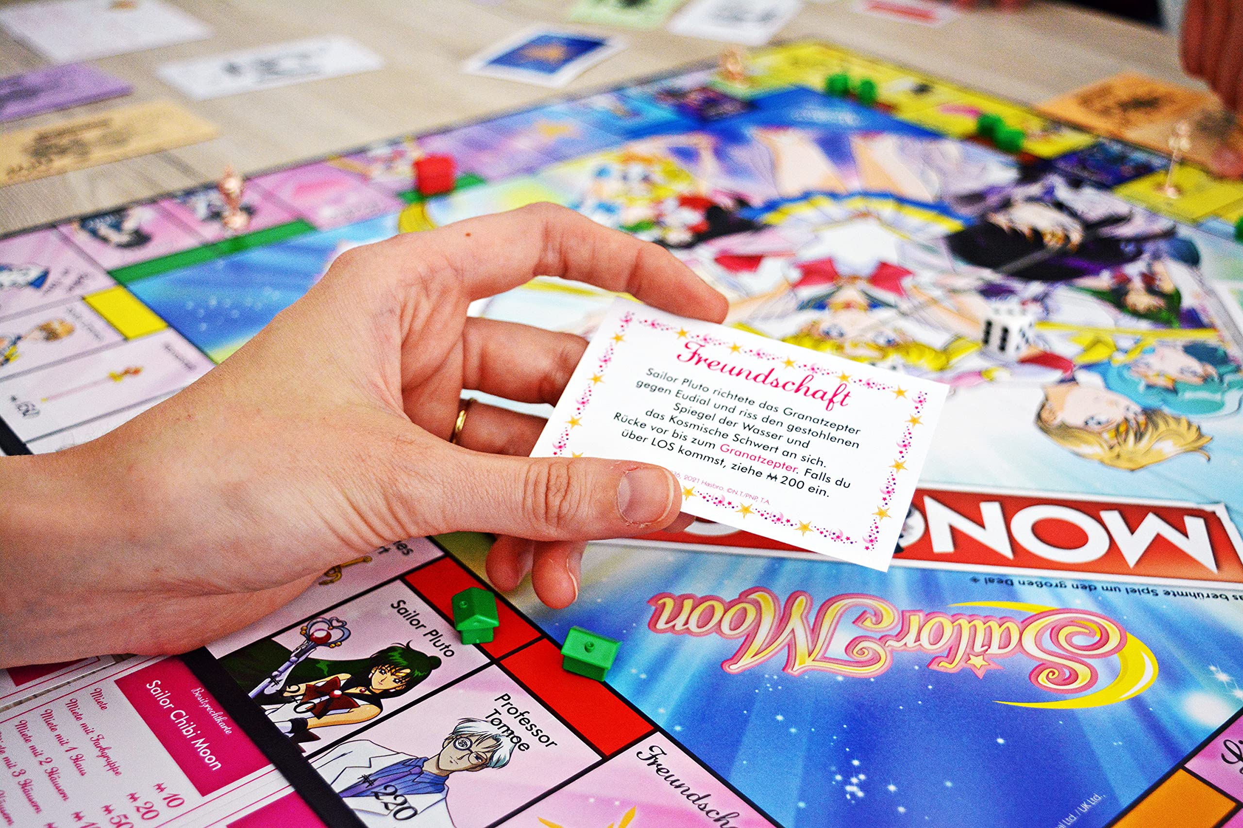 Winning Moves Monopoly Sailor Moon Edition - Monopoly Spiel für Fans - Familienspiele Strategie Brettspiele Sailor Moon - 2+ Spieler ab 8+ Jahren - Deutsch