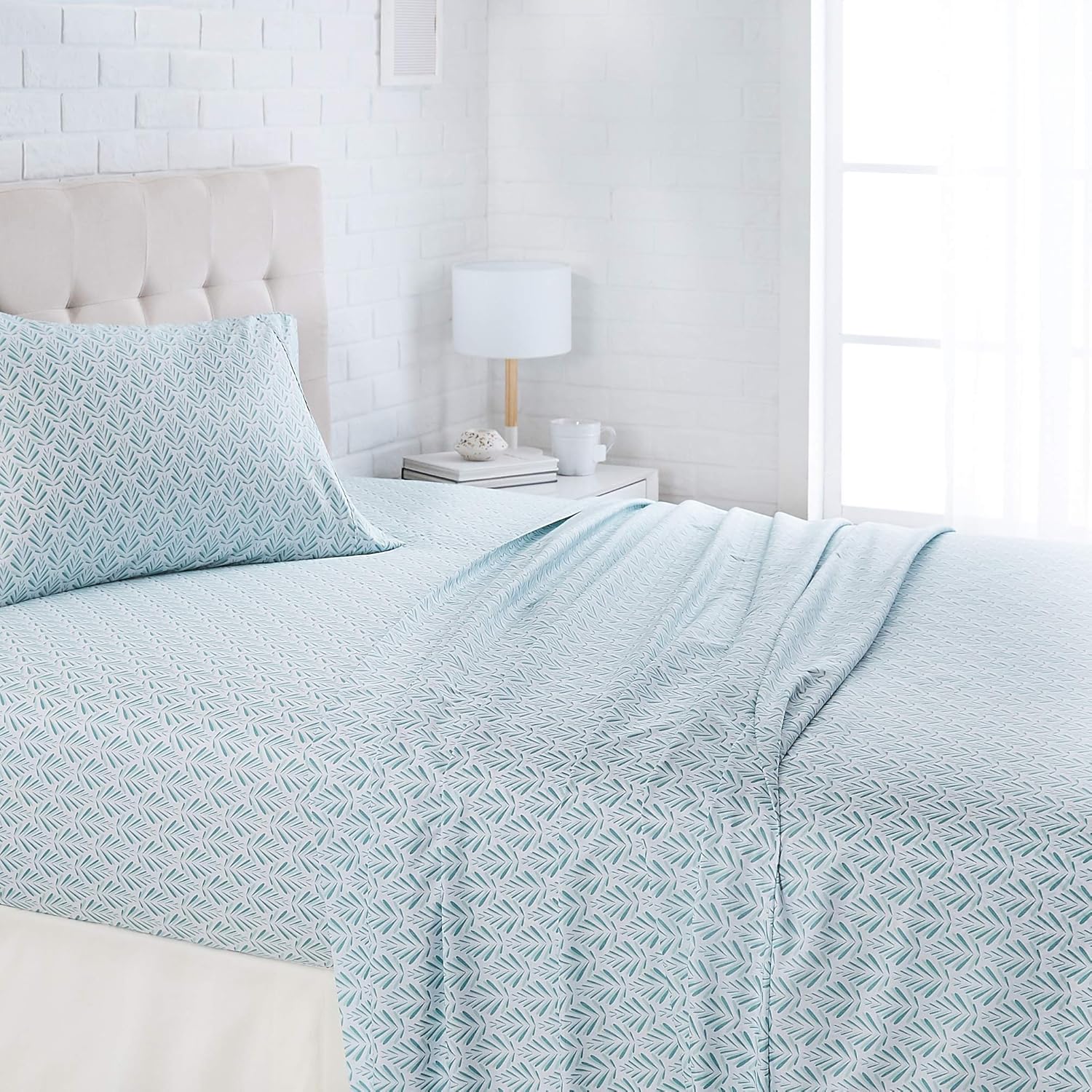 AmazonBasics Lightweight Super Soft Easy Care Microfiber Sheet Set with 16" Deep Pockets - Twin, Aqua Fern