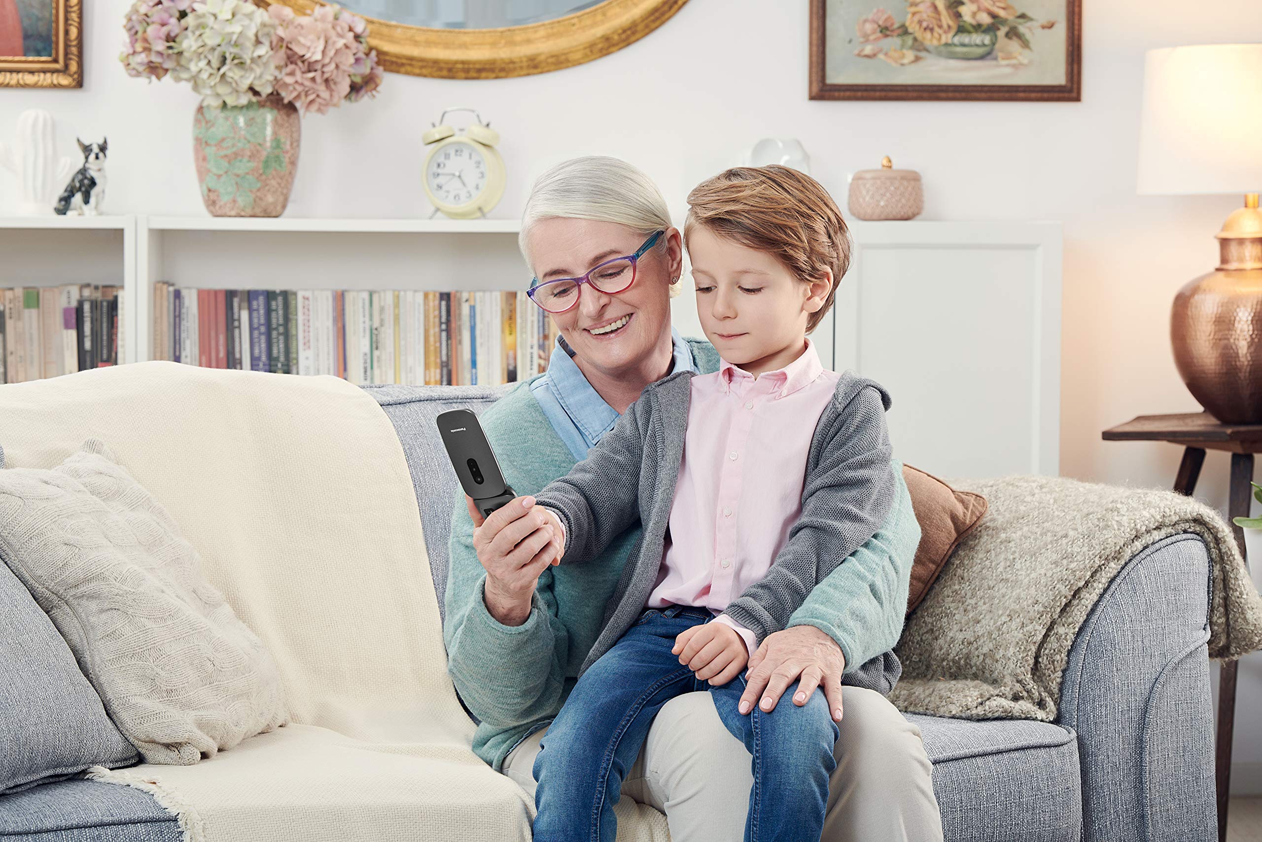 Panasonic KX-TU446EXG 2G Seniorenhandy ohne Vertrag (SOS-Notruftaste, Stoßfest, Sprachverstärker, große getrennte Tasten, große Schrift und Nummernanzeige, 2,4 Zoll Farbdisplay, Klapphandy, grau