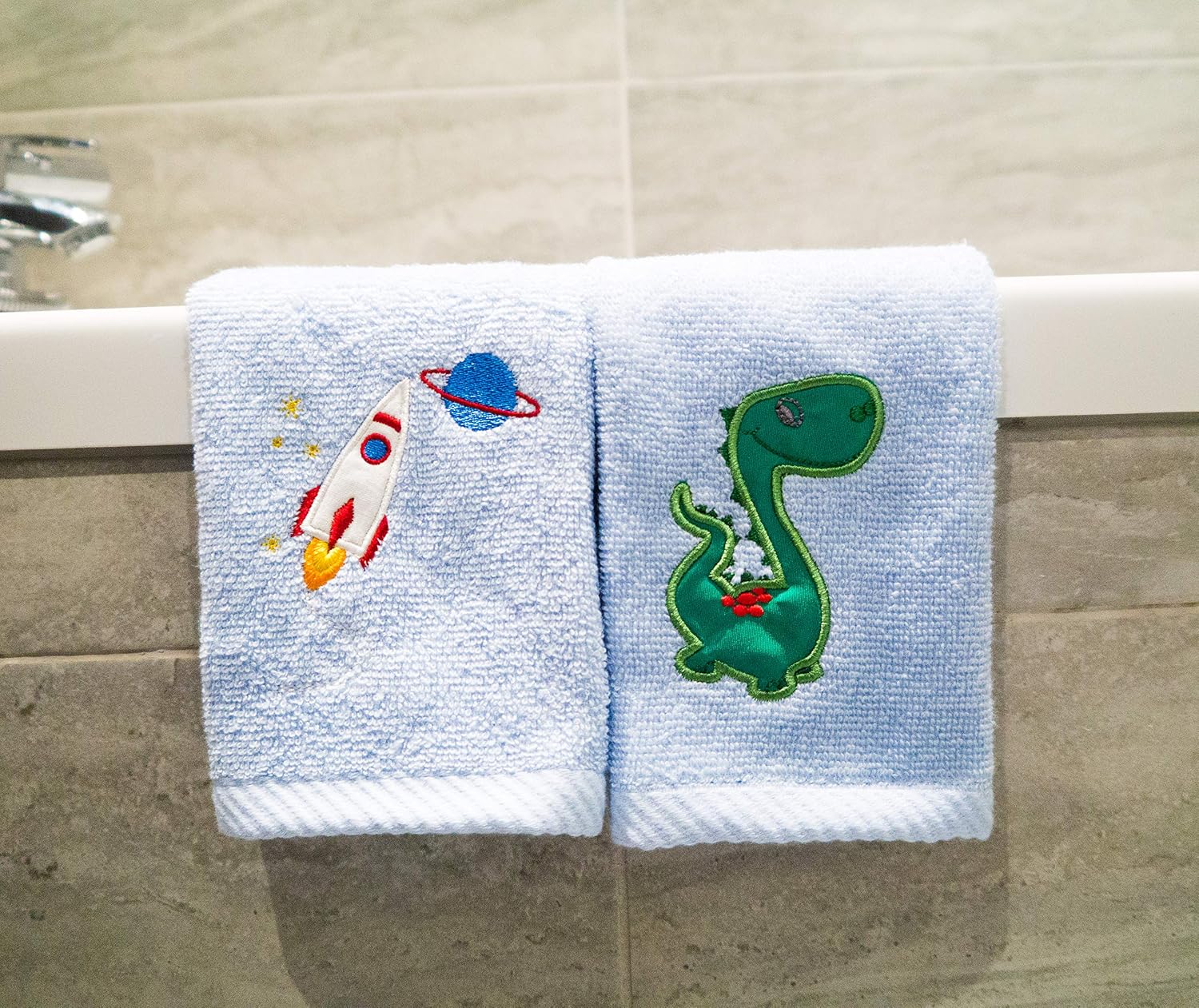Lex's Linens Pack of 2 Kids Face Cloth (1 x Dinosaur & 1 x Rocket), Dinosaur & Rocket, 30 x 30 cm - Image 3