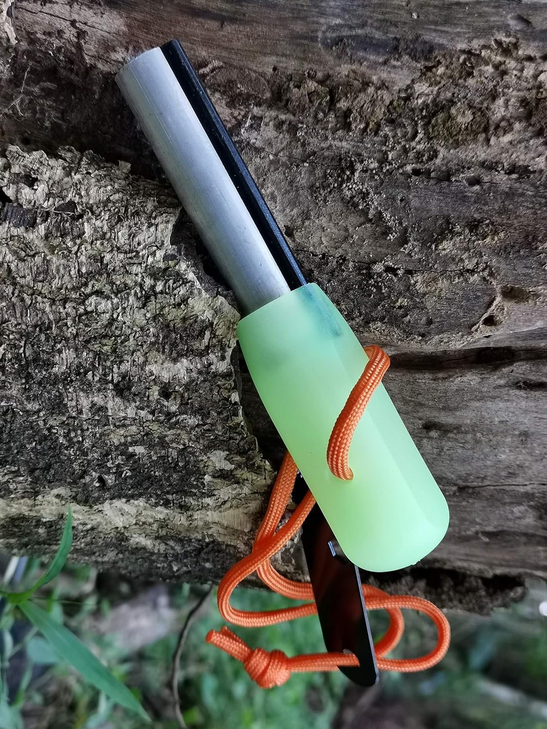 FOSTAR Outdoors Emergency Fire Starter，Magnesium Mg Rod Integrate with Ferro Rod, with Paracord and Multi –Function Scraper Striker, Great for Bushcraft, Camping, Hiking, Hunting (Luminous Green): Sports & Outdoors