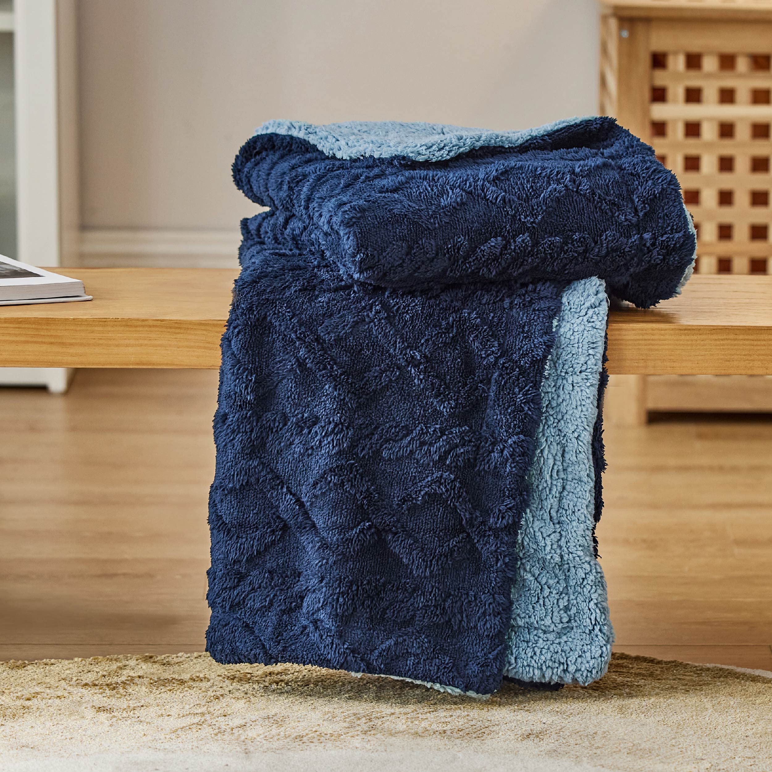 Bedsure Sherpa Fleece Throw Blanket - Super Soft, Cozy & Warm Jacquard Sofa Throw, Ideal for Bed & Couch, Single, Navy Blue, 130x150cm