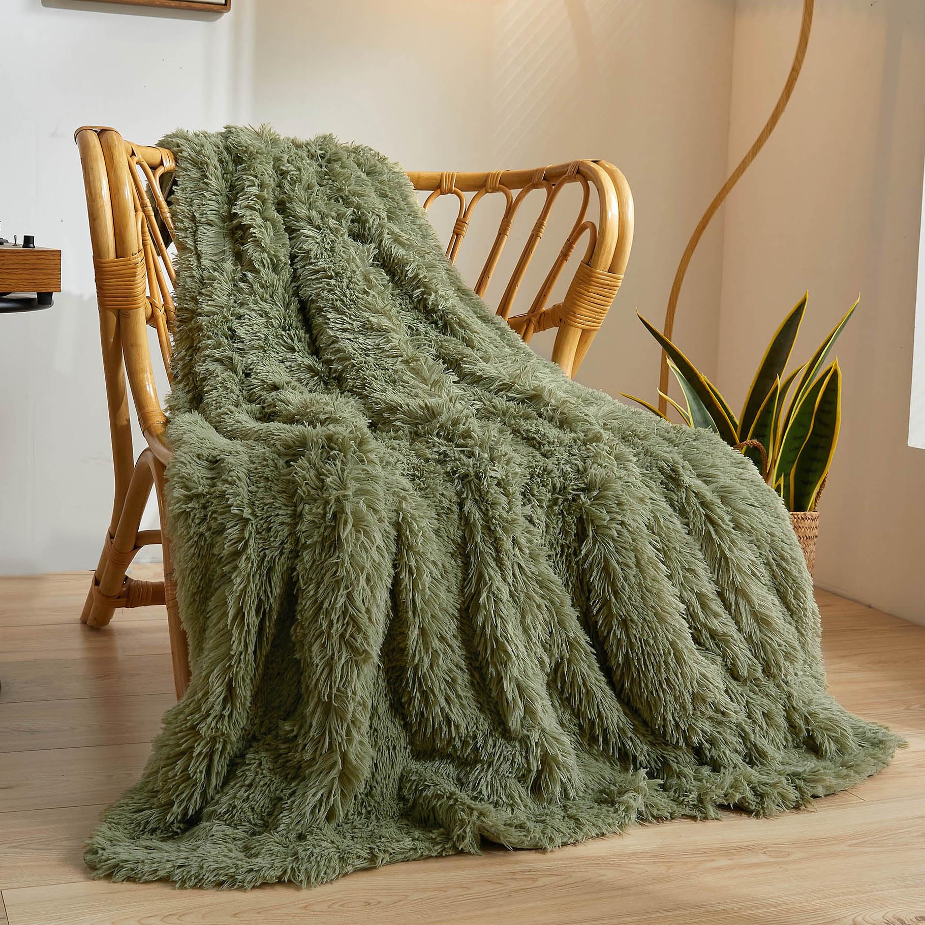 XeGe Luxury Faux Fur Throw, Sage Green Soft Fluffy Blanket Single, Shaggy Plush Decorative Couch Blanket, Cute Furry Fuzzy Lap Throw for Office Bedroom Living Room Sage Green