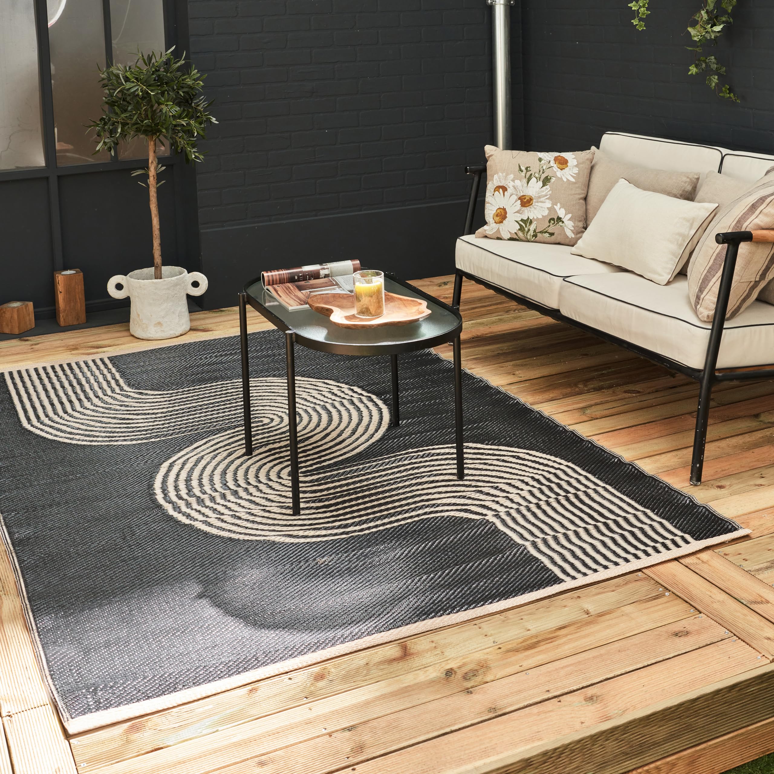 THE RUGS Urban Collection Outdoor Rug - Easy to Clean, Reversible, Waterproof Plastic Outdoor Rugs for Garden, Patio, Balcony, Camping - Contemporary Plastic Straw Rug - Waves Black/Beige, 120x160cm