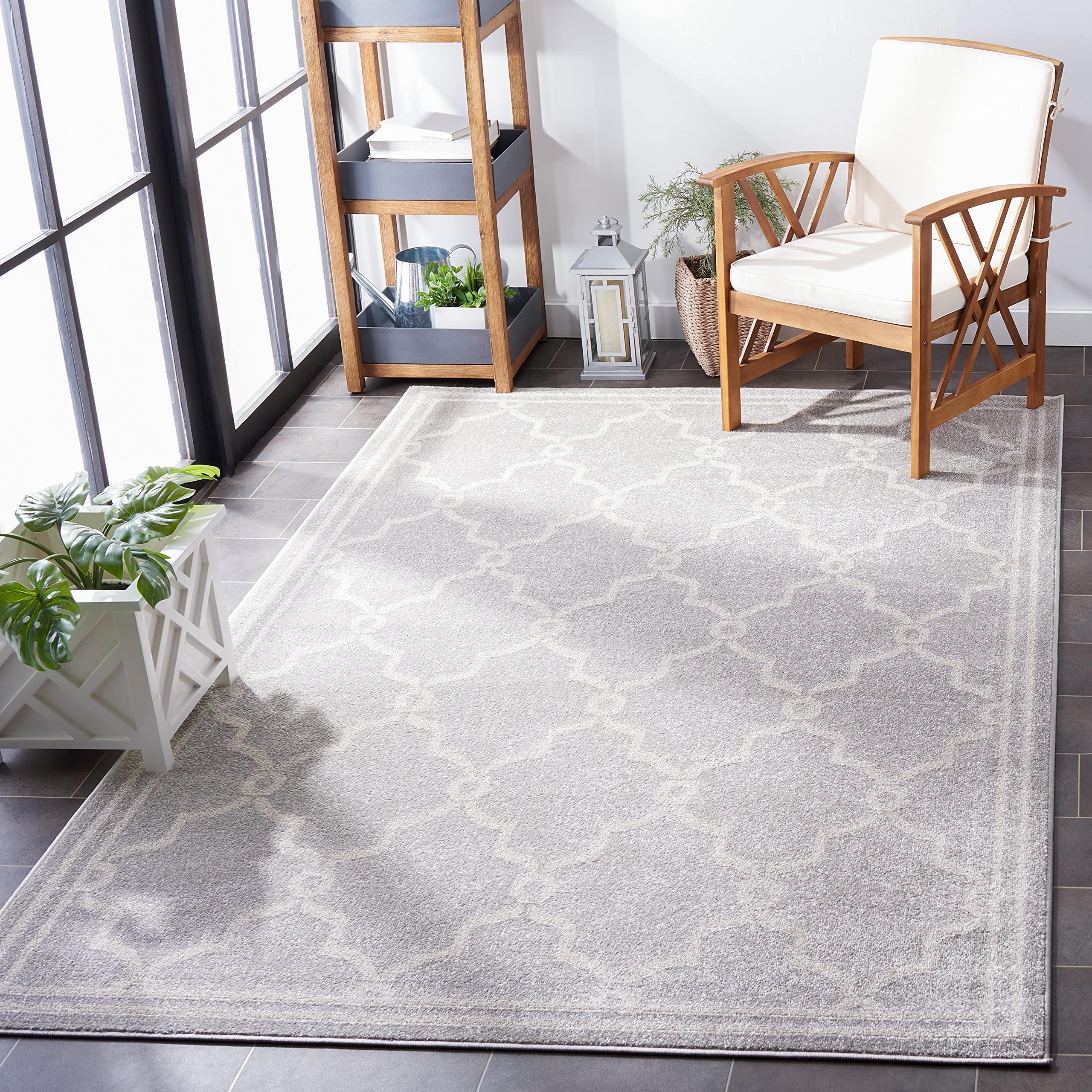 Safavieh Trellis Indoor/Outdoor Woven Rectangle Area Rug, Amherst Collection, AMT414, in Light Grey / Ivory, 76 X 122 cm for Garden, Patio or Any Outdoor Space