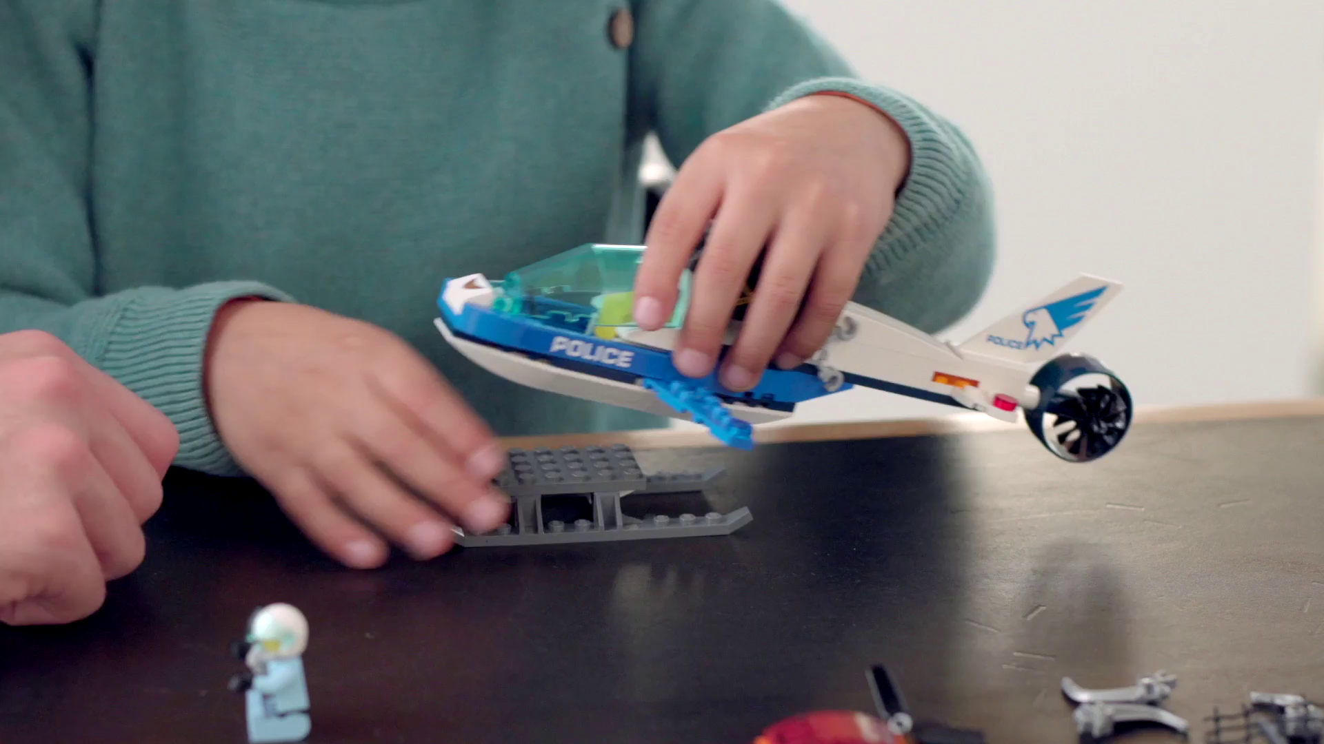 LEGO 60207 City Polizei Drohnenjagd, Hubschrauberspielzeug mit Netzkanone, Gefängnisausbruch Sets für Kinder – Bild 8