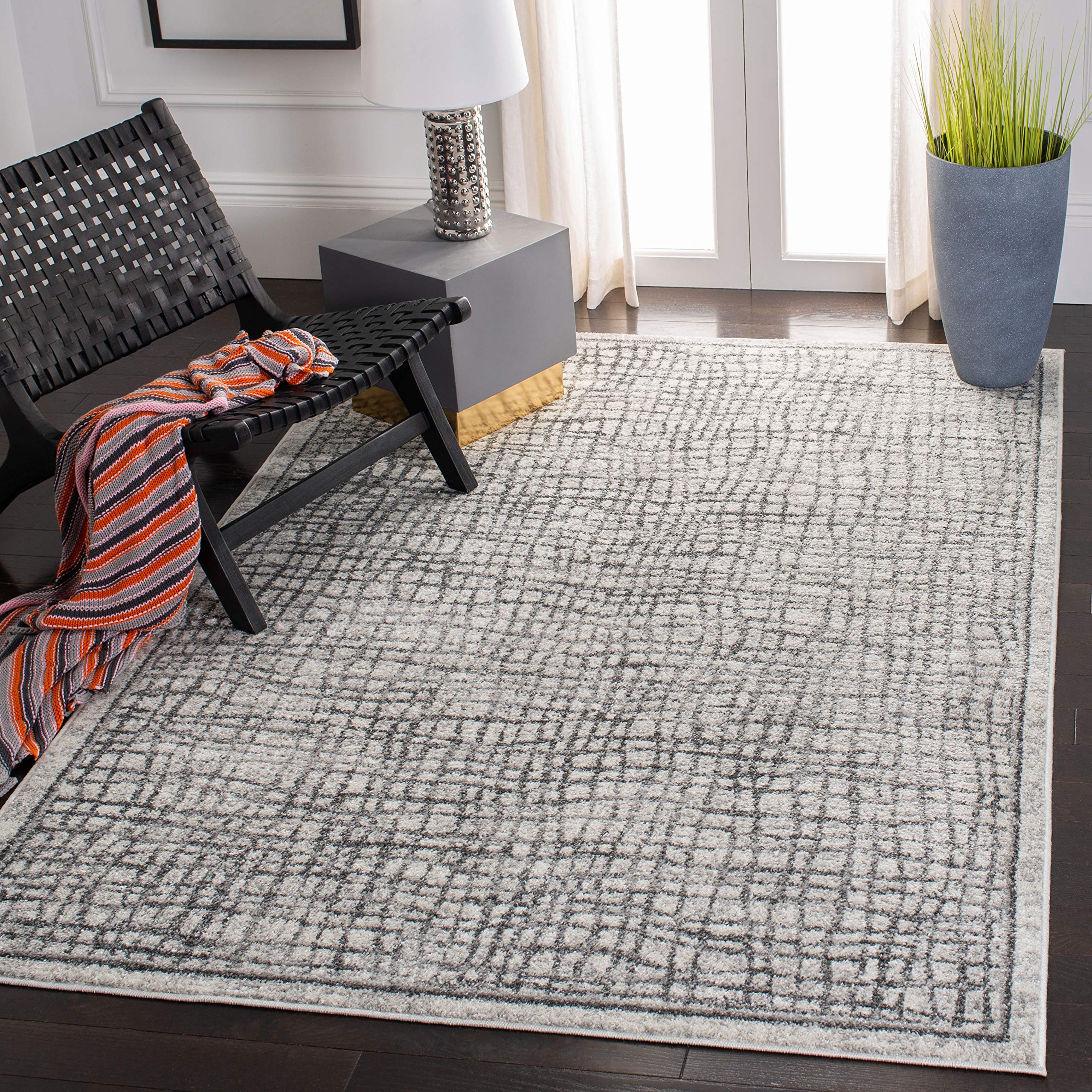 Safavieh Contemporary Rug for Living Room, Dining Room, Bedroom - Adirondack Collection, Short Pile, in Silver and Ivory, 91 X 152 cm