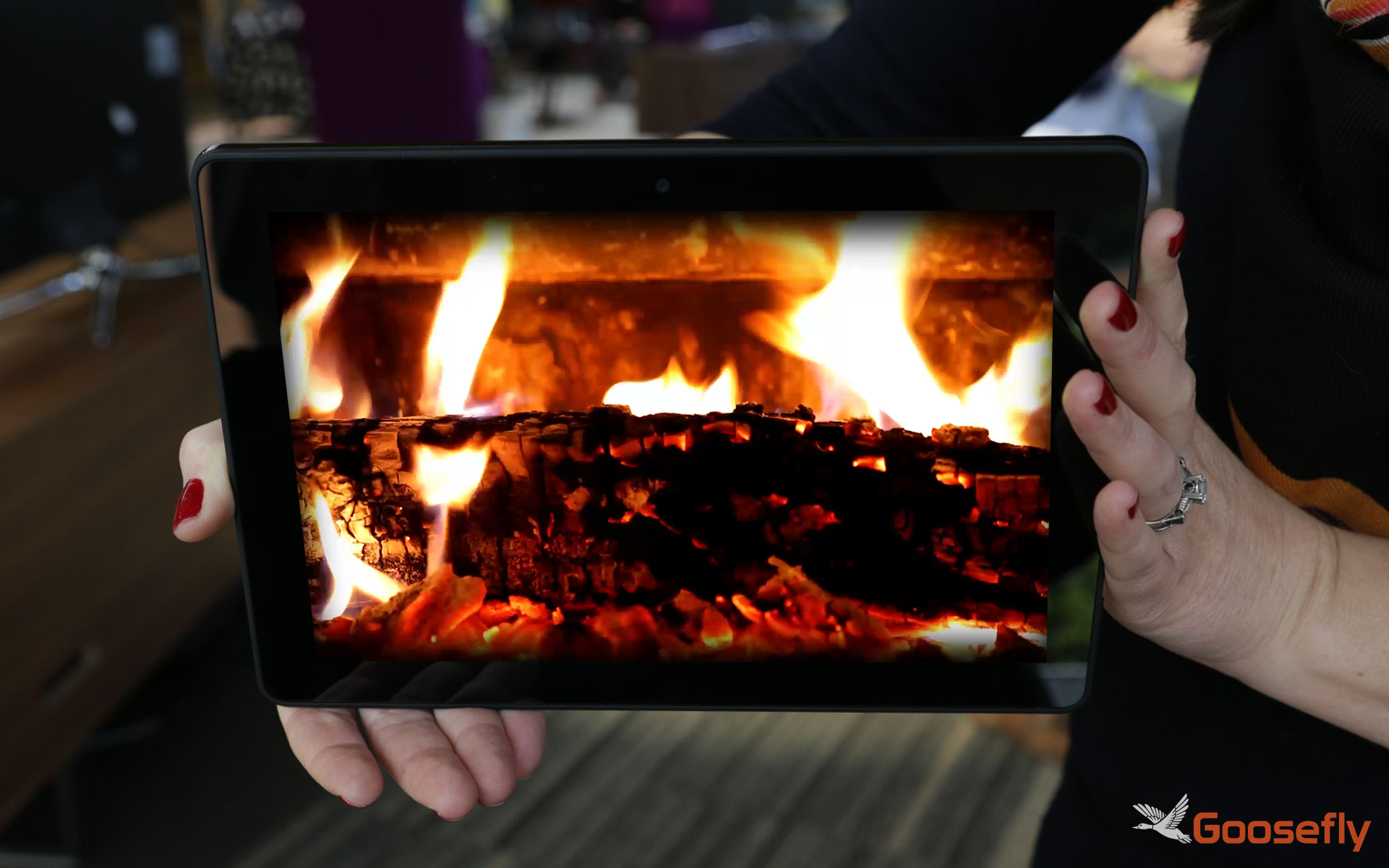 acogedora chimenea HD GRATIS: decora tu sala de TV con una chimenea