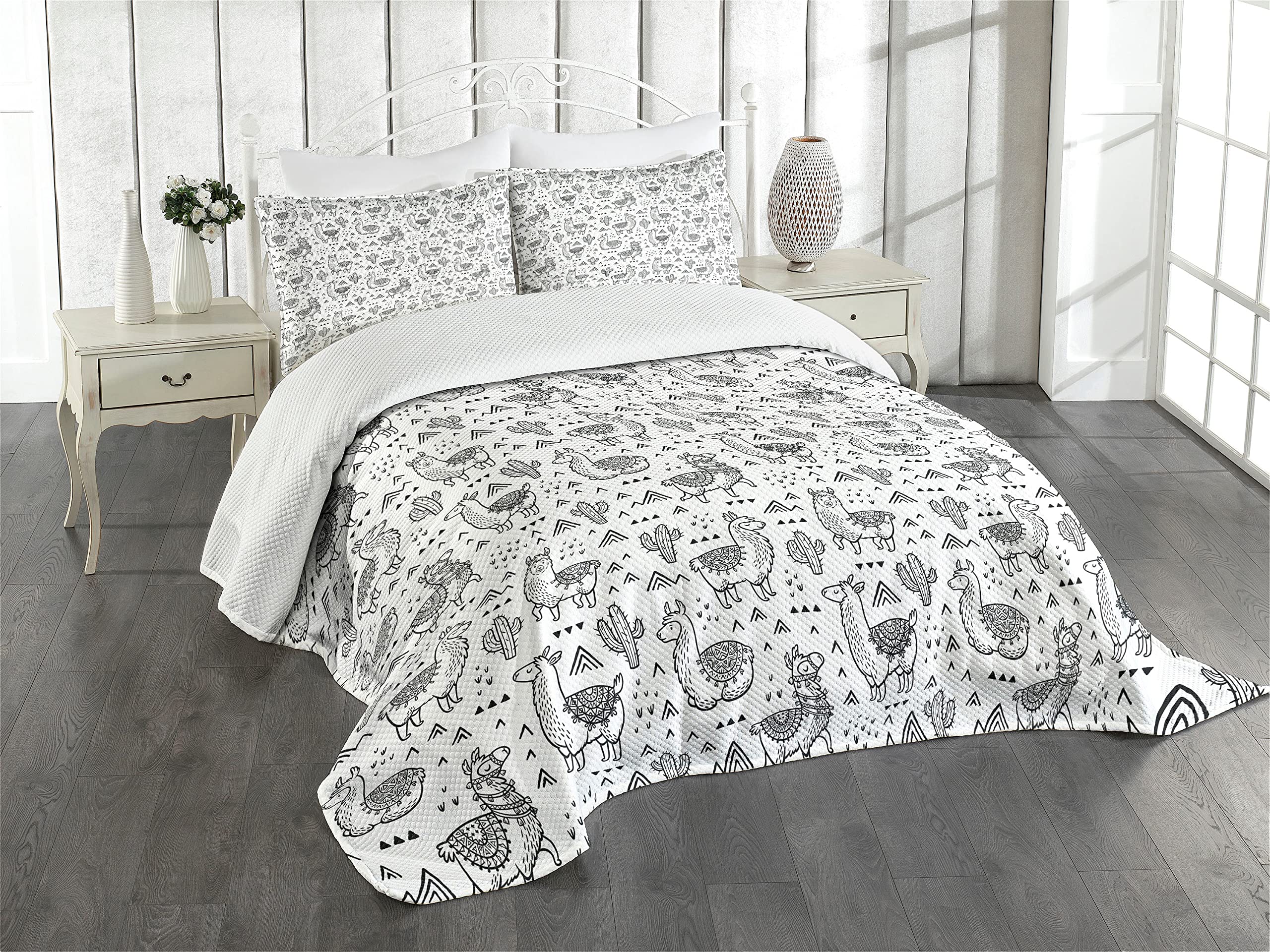 ABAKUHAUS Llama Bedspread Set, Doodle Alpaca Design, Decorative Quilted 3 Piece Coverlet Set with 2 Pillow Shams, White Charcoal