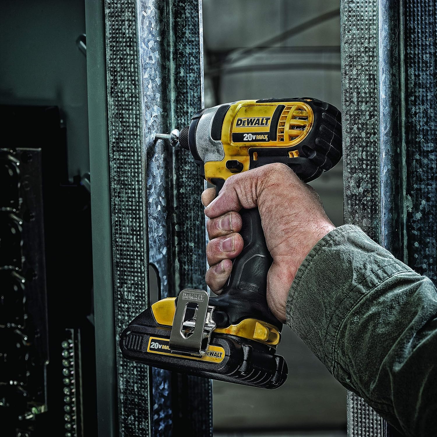 DEWALT 20V MAX XR Battery, Lithium Ion, 5.0Ah (DCB205) - - 