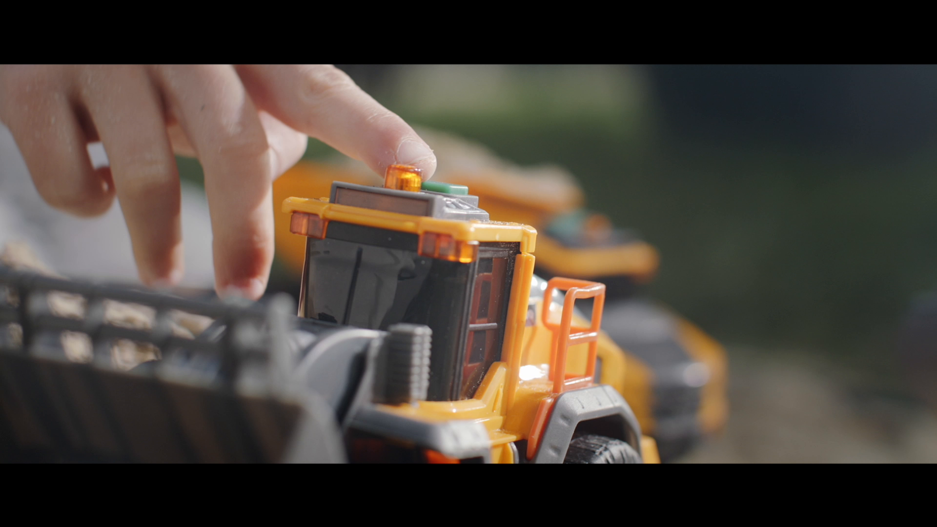 Dickie Toys Volvo Muldenkipper, Spielzeug Kipplaster mit Freilauf, bewegliche Gelenkachse hinter Führerhaus, bewegliche Ladefläche, offene Kabine, 26 cm, gelb/grau – Bild 8