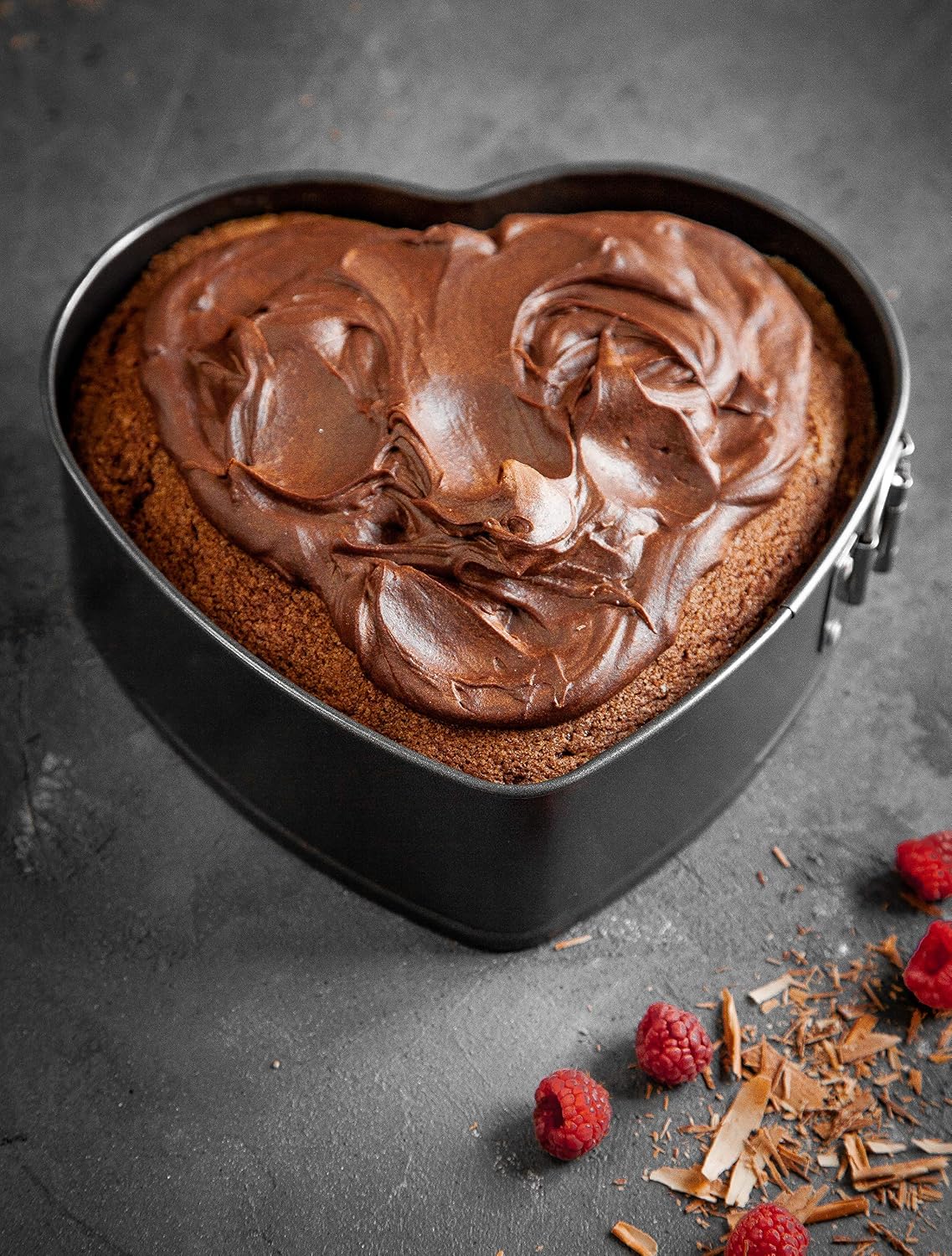 MasterClass 22.5 cm Heart Shaped Cake Tin with Loose Base, Springform Clasp & PFOA Non Stick Coating - Image 4