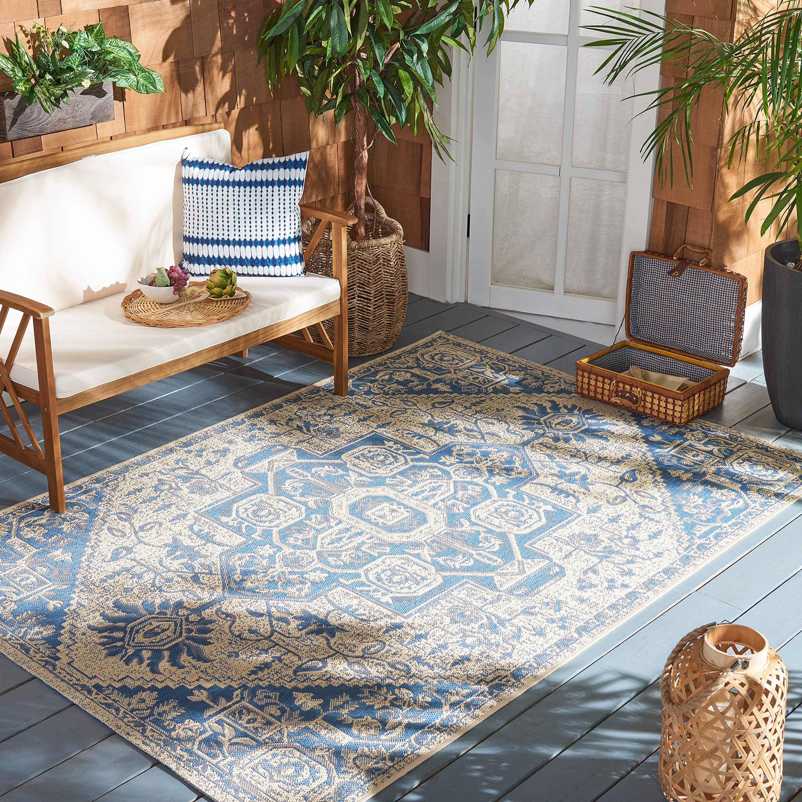Safavieh Medallion Indoor/Outdoor Woven Rectangle Area Rug, Beachhouse Collection, BHS138, in Blue / Creme, 91 X 152 cm for Garden, Patio or Any Outdoor Space