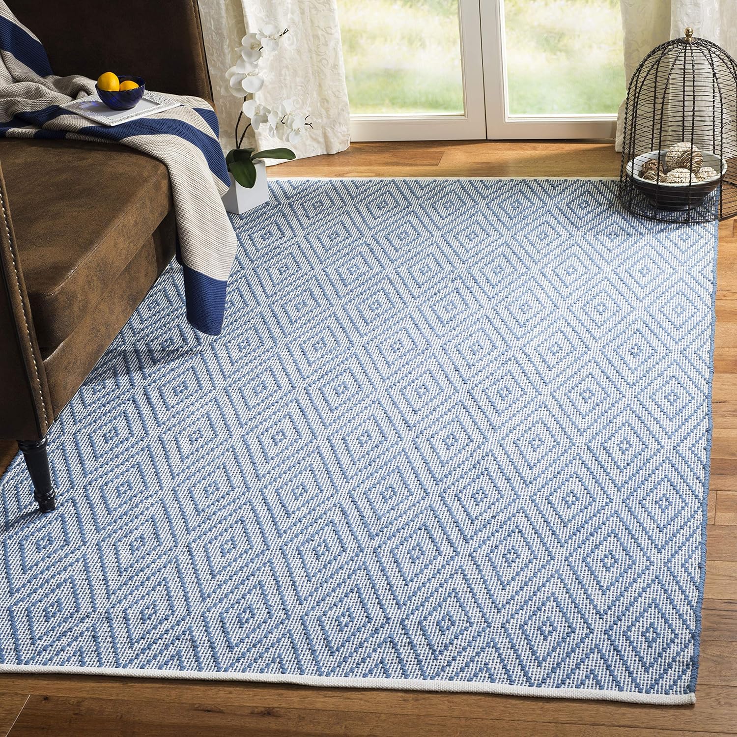 Safavieh Montauk Collection MTK811B Handmade Flatweave Blue and Ivory Cotton Area Rug (5' x 7')
