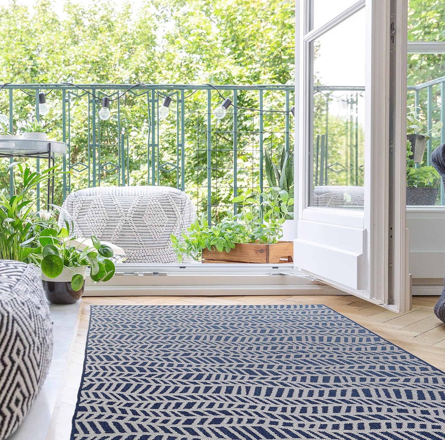 Indoor Outdoor geo Wave Rug (5'3"x7'6", Navy Blue)