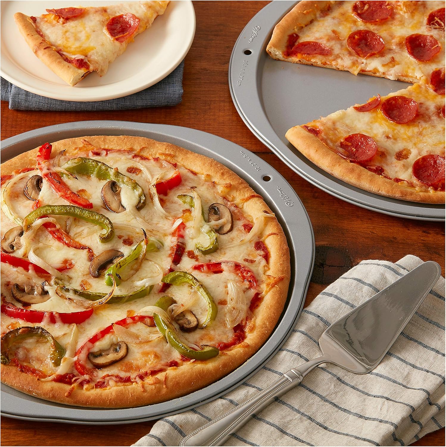 Wilton Recipe Right Pizza Pans, 2-Piece Set: Kitchen & Dining