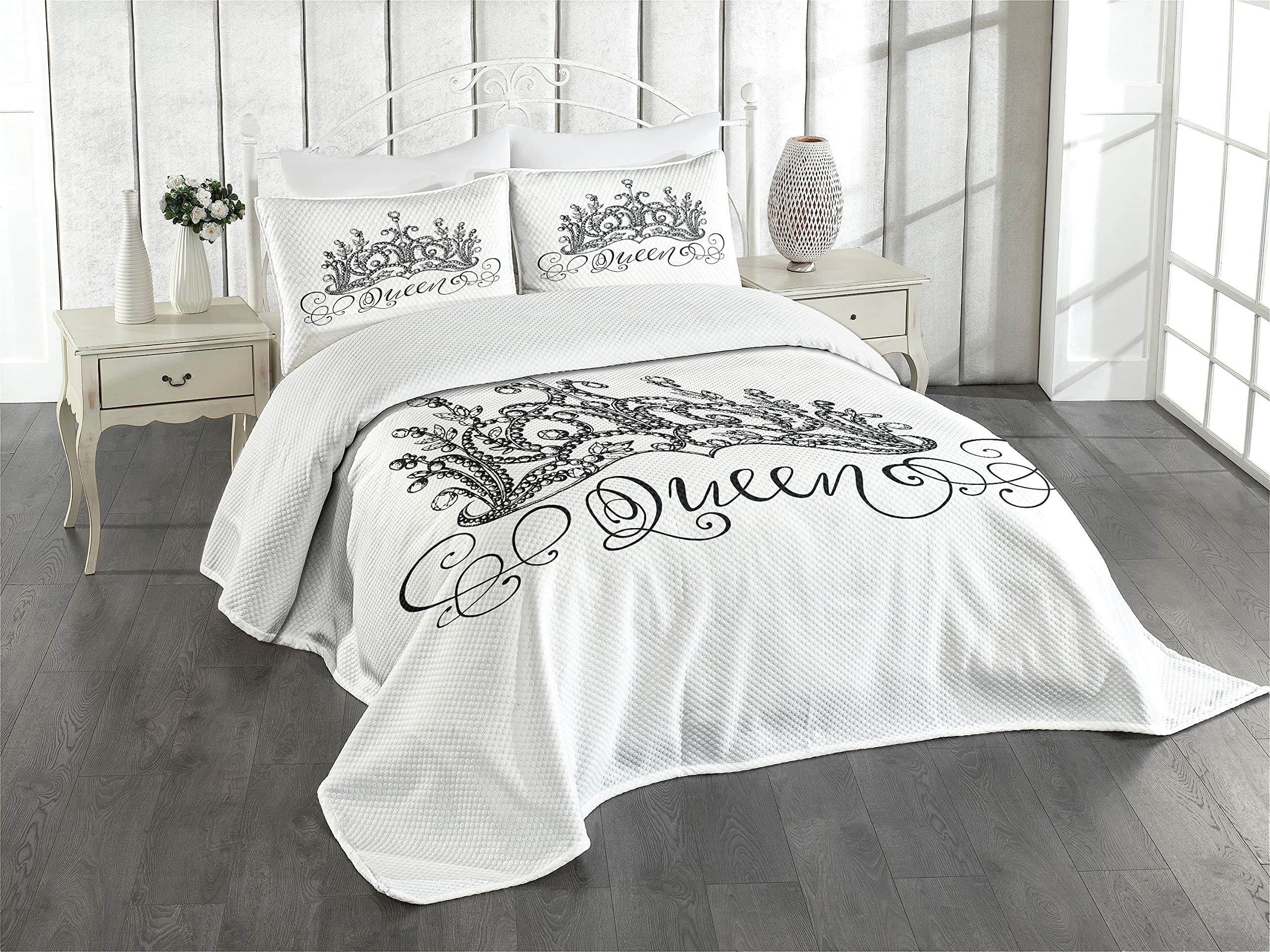 ABAKUHAUS Queen Bedspread Set, Hand Drawn Crown with Queen Lettering Baroque Style Ancient Elements Calligraphy, Decorative Quilted 3 Piece Coverlet Set with 2 Pillow Shams, Black and White
