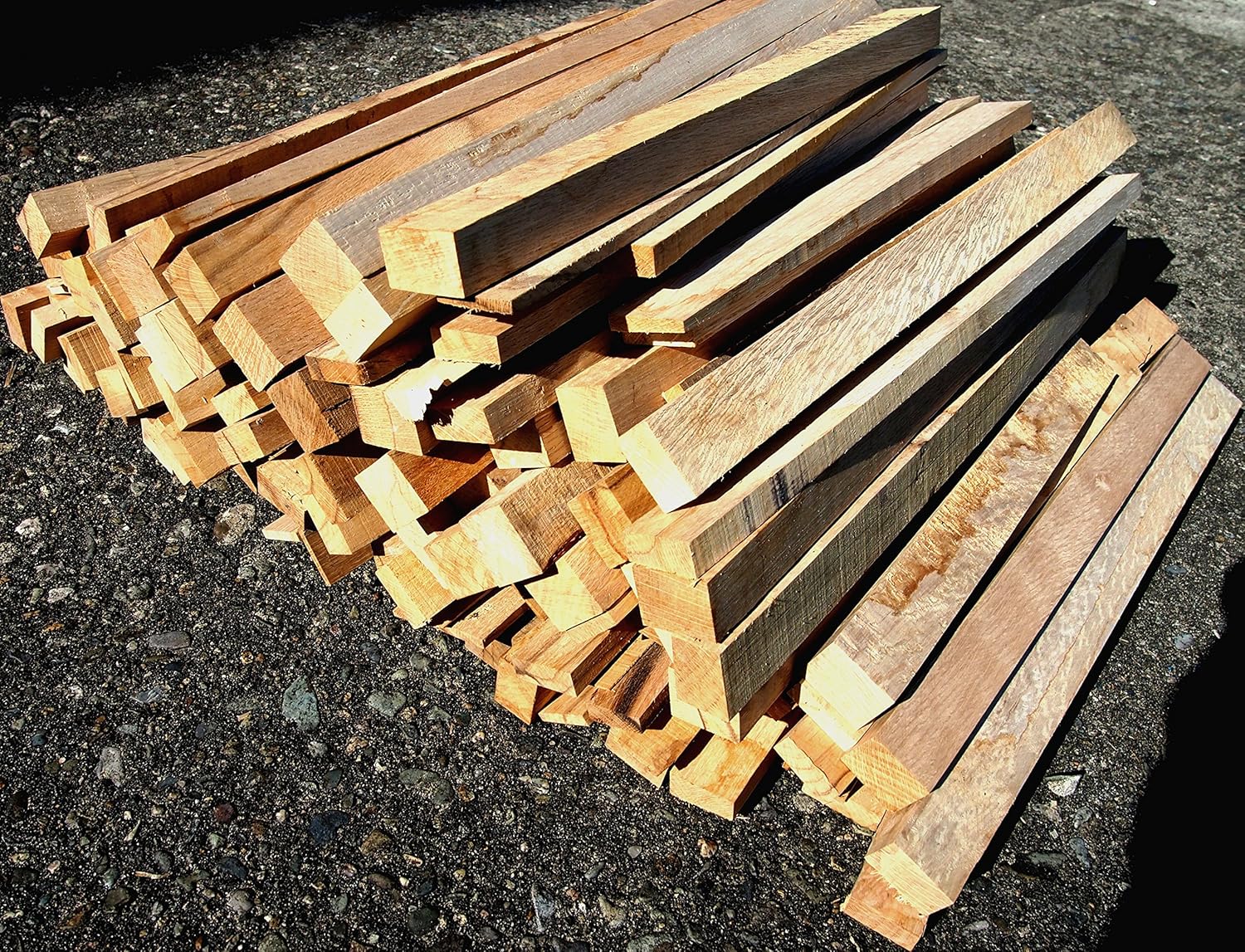 Amazon 樫 かし の木の小割材 B級品 長さ30 40cm前後１５ｋｇ入り 焚き付け 火保ち用に最適 Noblewood ノーブルウッド 炭 薪