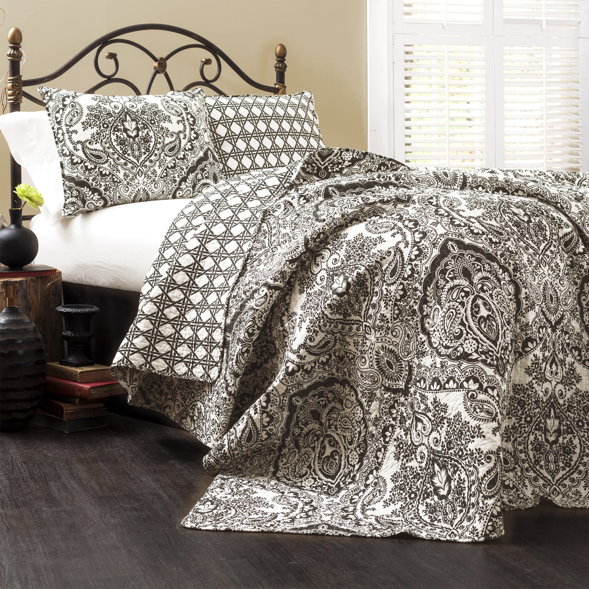 Photo 1 of Lush Decor Aubree Quilt Paisley Damask Print Pattern Reversible 3 Piece Lightweight Bedding Blanket Bedspread Set - King - Black and White