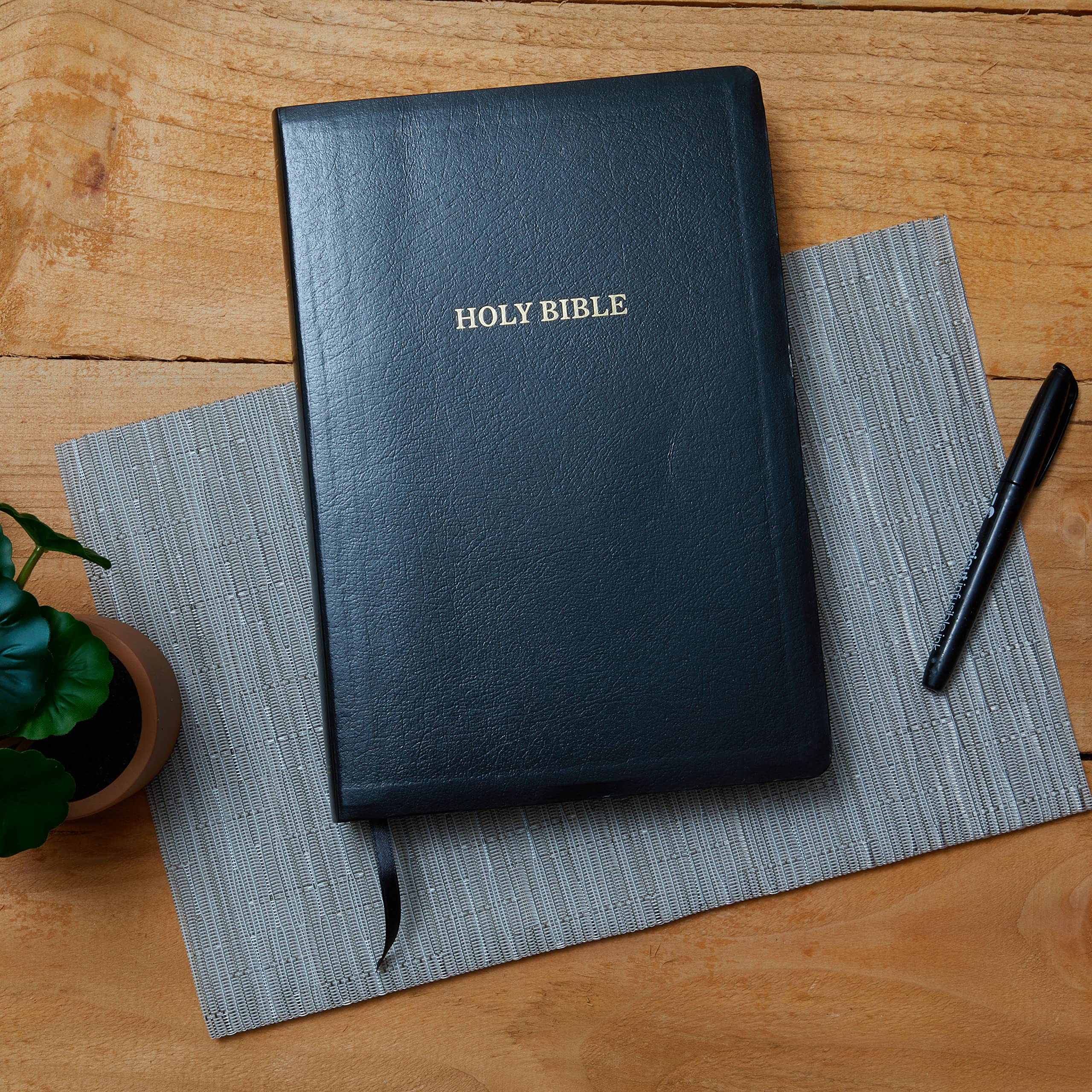 KJV Holy Bible: Super Giant Print with 43,000 Cross References, Black Leather-look, Red Letter, Comfort Print: King James Version