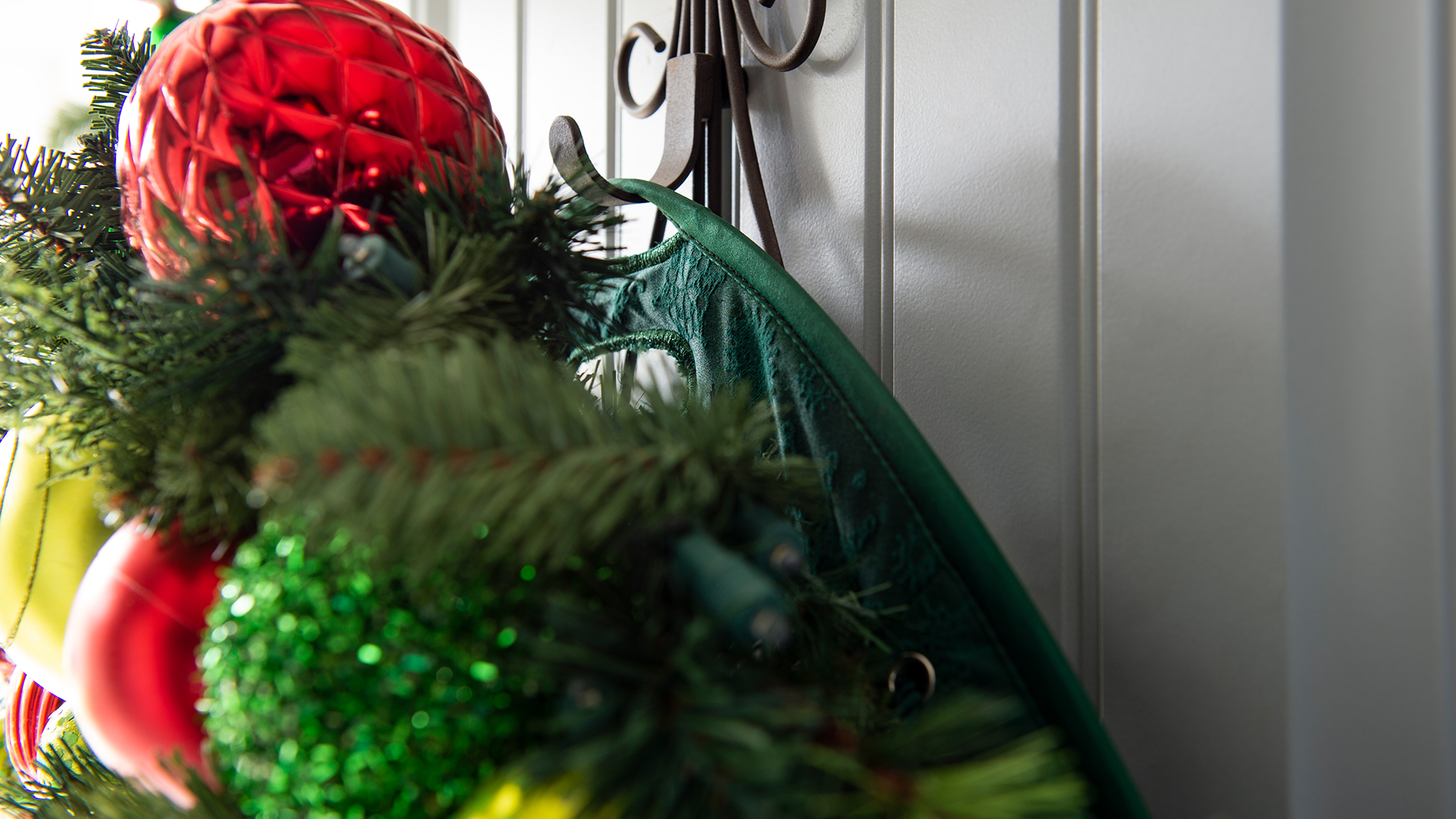 VILLAGE LIGHTING COMPANY Door Saver Seasonal Padded Wreath Scratch