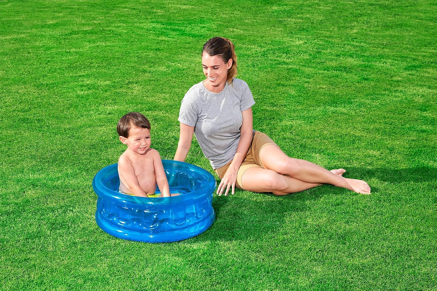 Badespaß für ein Baby im Planschbecken