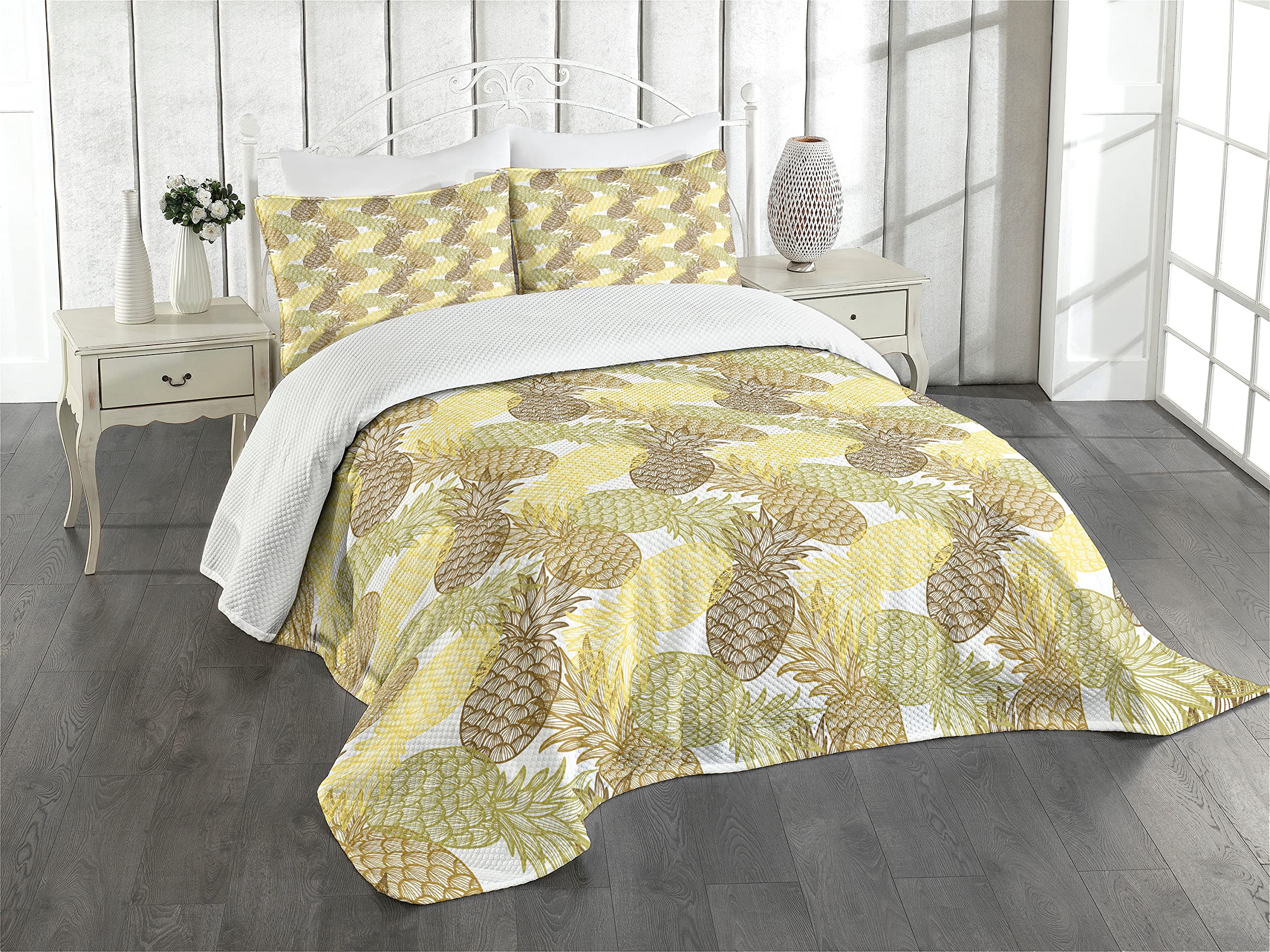 ABAKUHAUS Pineapple Bedspread Set, Summer Themed Overlapping Curving Exotic Tropical Pineapples with Lines Print, Decorative 3 Piece Coverlet Set with 2 Pillow Shams, 170 cm x 220 cm, Yellow Beige