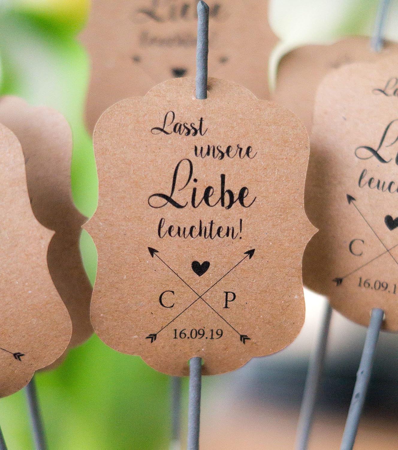 10 Wunderkerzen Mit Personalisierten Etiketten Zur Hochzeit Lasst Unsere Liebe Leuchten Set Aus Kraftpapier Amazon De Handmade