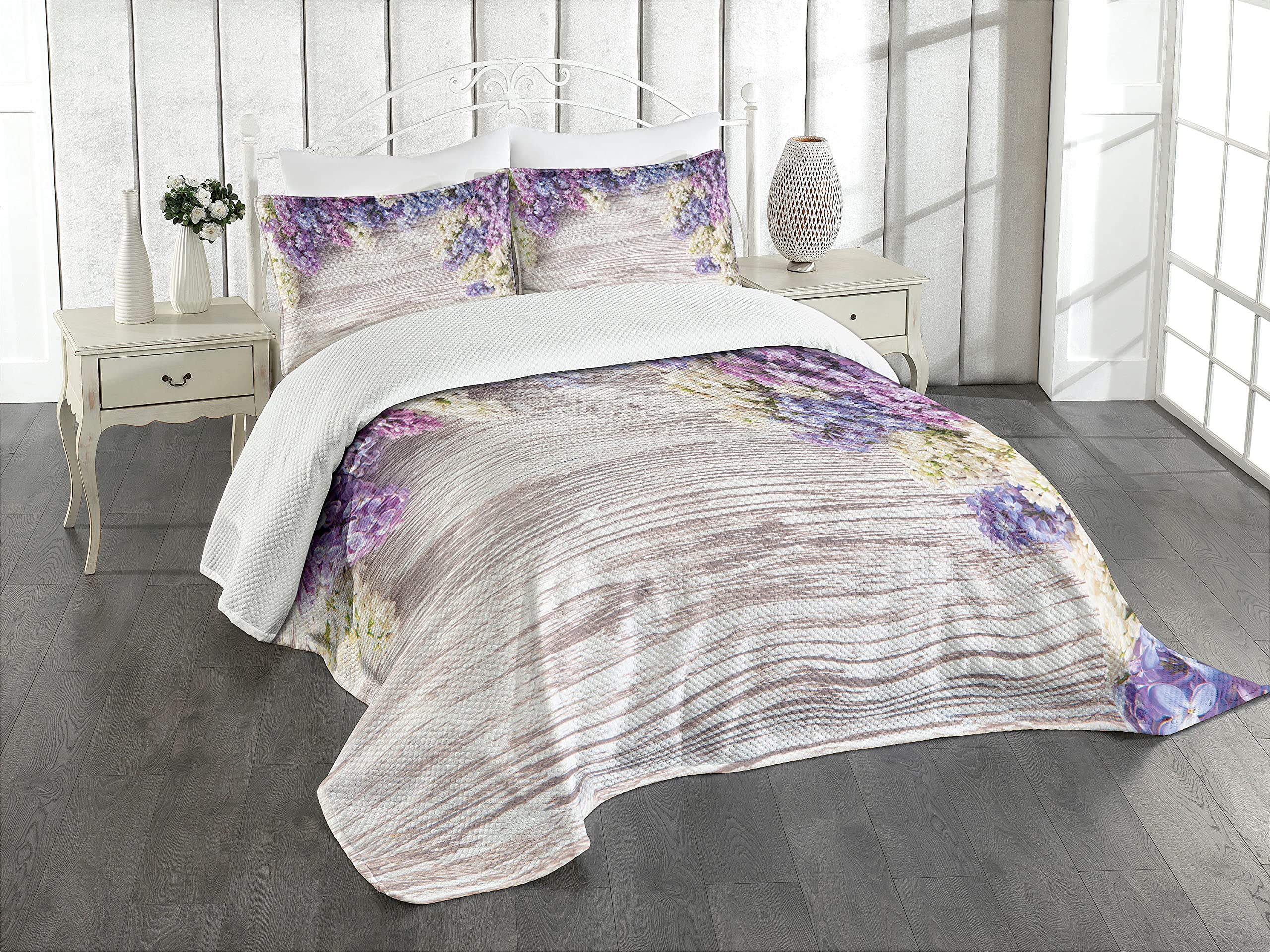 ABAKUHAUS Rustic Bedspread Set, Lilac Flowers Bouquet on Wood Table Spring Nature Romance Love Theme, Decorative Quilted 3 Piece Coverlet Set with 2 Pillow Shams, Lilac Violet Dark Taupe