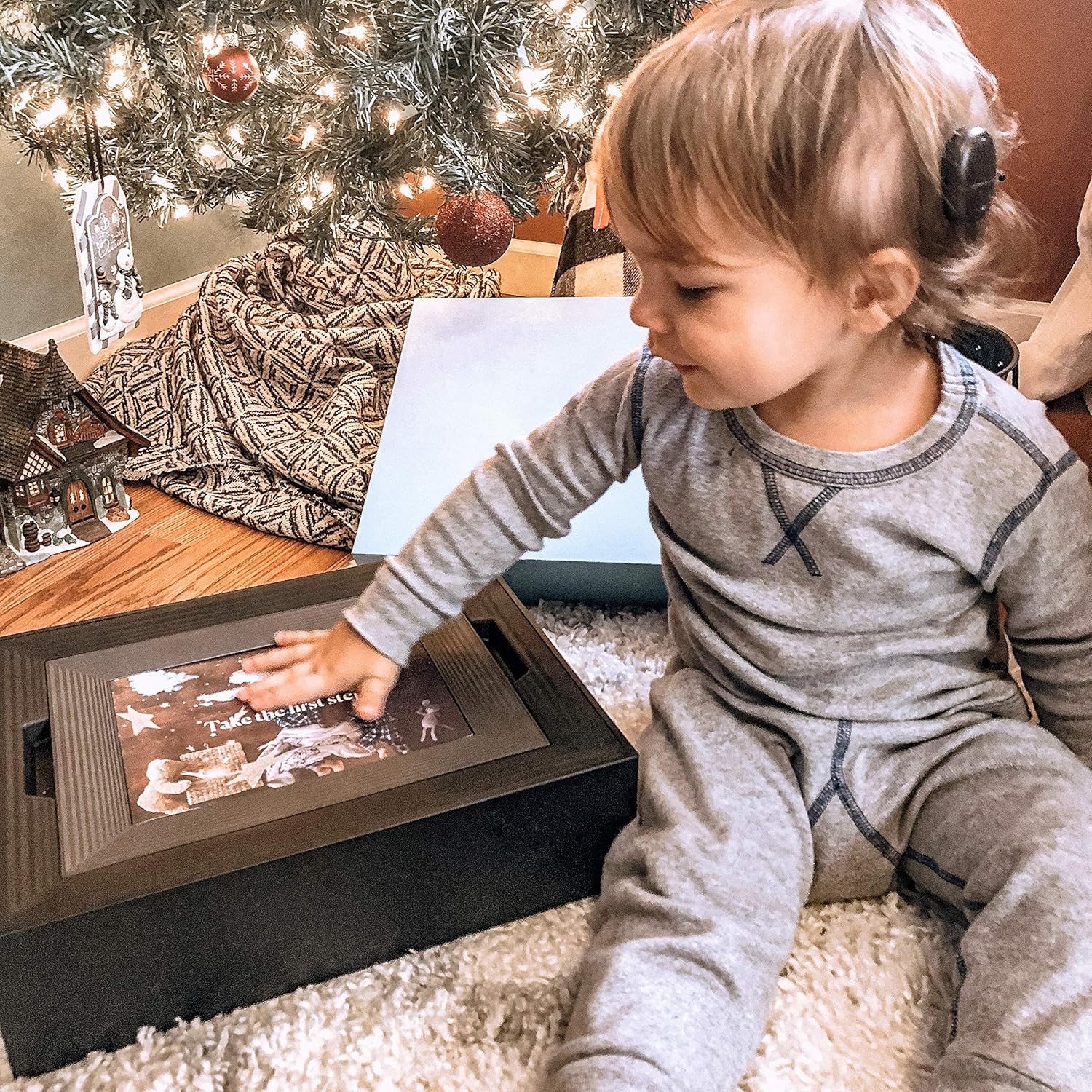 Aura Mason Smart Digital Picture Frame 9 Inch Free Unlimited Storage HD WiFi Frame The Best Way to Share Photos Feel Together from Away : Camera & Photo
