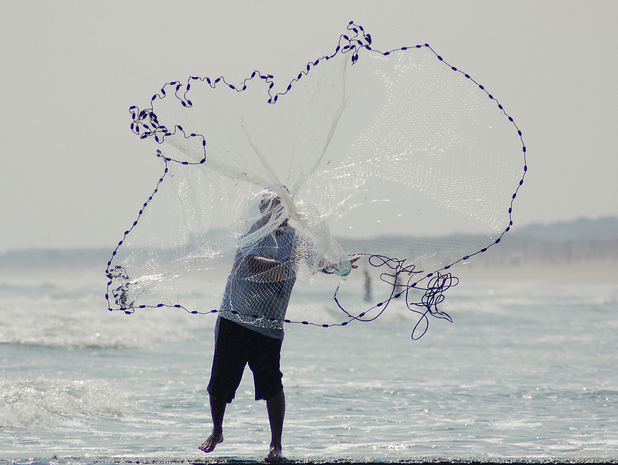 Кастинговая сеть 4. Кастинговая сеть для рыбалки. Накидка сеть для рыбалки. Рыбацкая снасть кастинговая сеть. Сеть которую закидывают.