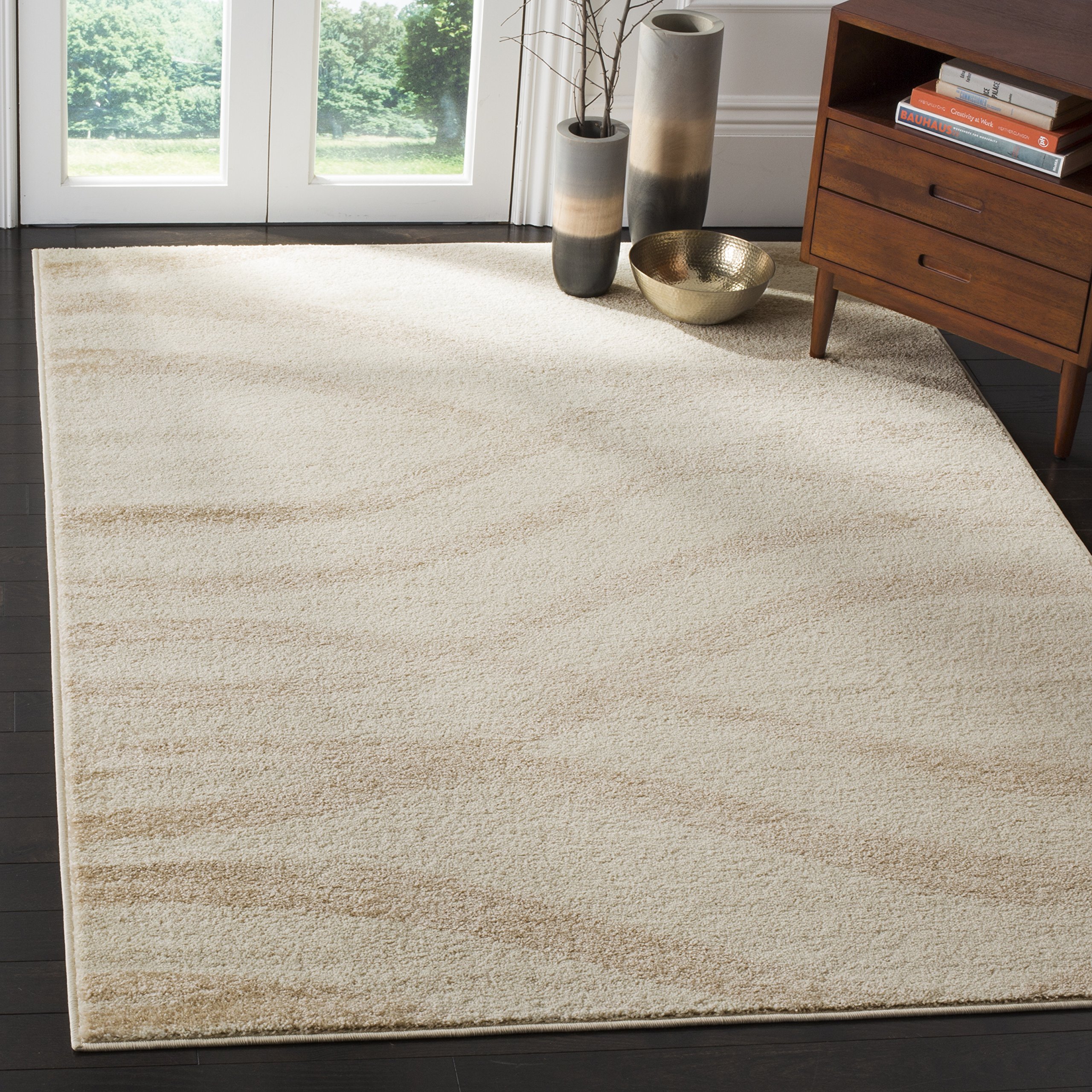Safavieh Distressed Rug for Living Room, Dining Room, Bedroom - Adirondack Collection, Short Pile, in Cream and Champagne, 91 X 152 cm