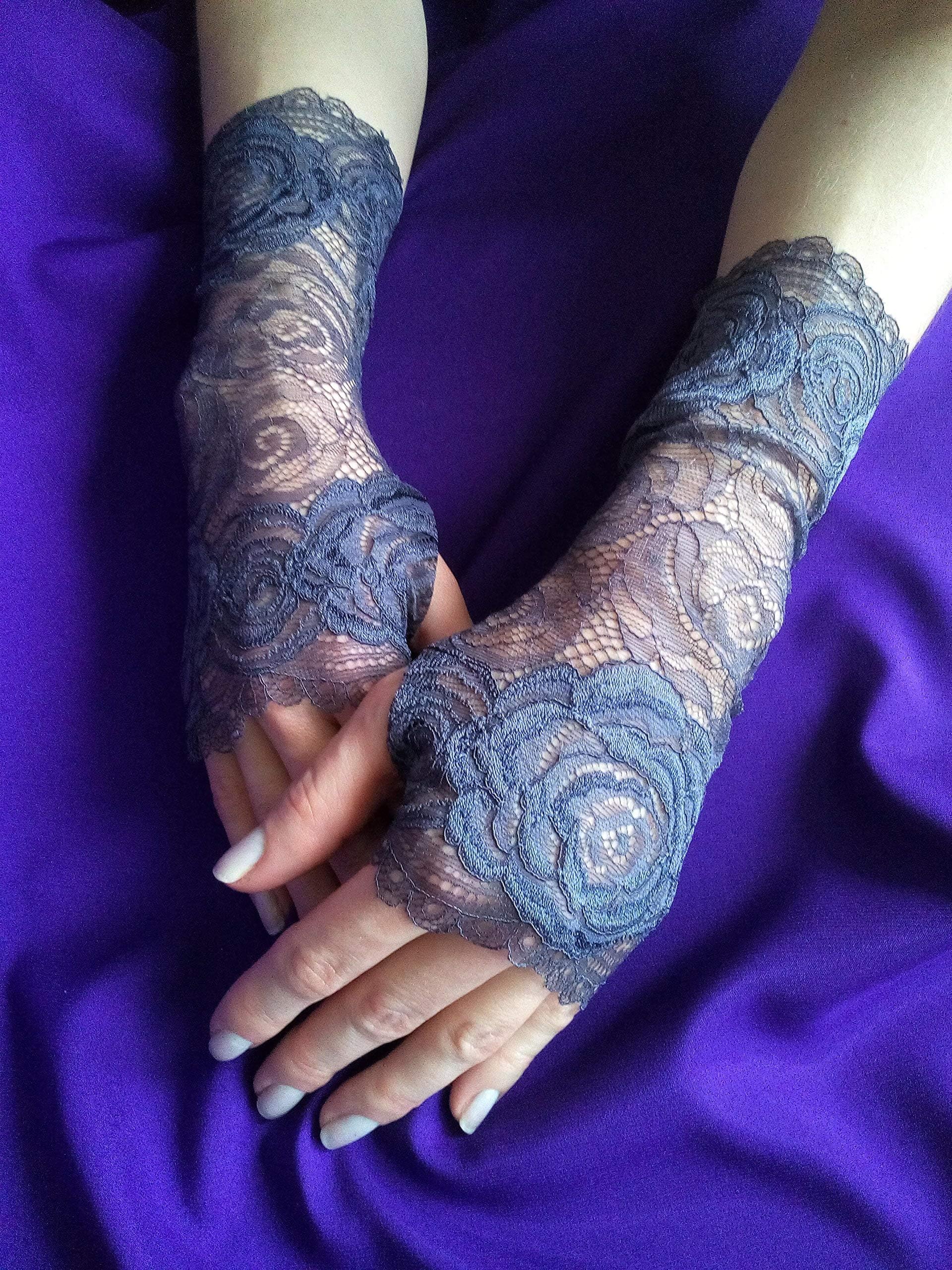 Lilac Gray Lace Fingerless Gloves / Burlesque / Gothic / Steampunk / Caberet / Bohemian / Elegant / Romantic / Vintage / Victorian