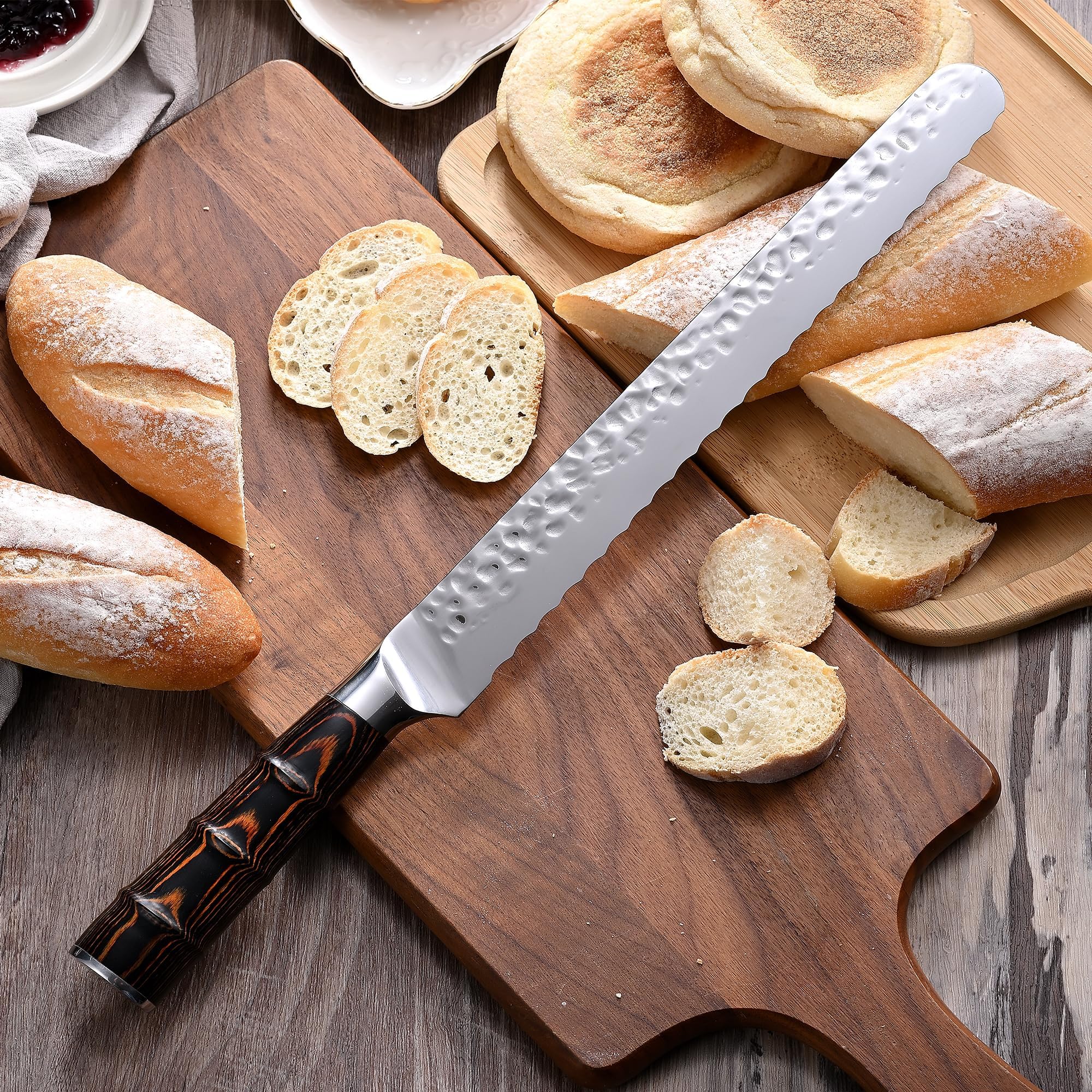 Kitory Profi Brotmesser 25,5 cm mit Wellenschliff aus hochwertigem rostfreiem Edelstahl, Extra Scharfe Klinge, Ergonomischer Griff, Gehämmertes Klingendesign 5