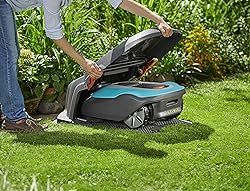 Auch eine Gardena Mähroboter Garage braucht etwas Pflege.