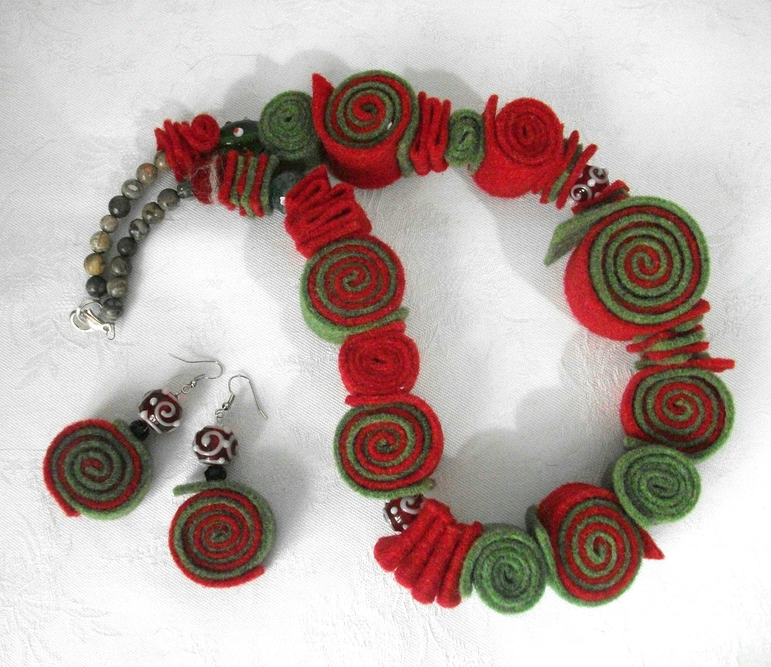 Green and red Felt and Lampwork Glass Necklace, 69 cm long, Nickel free