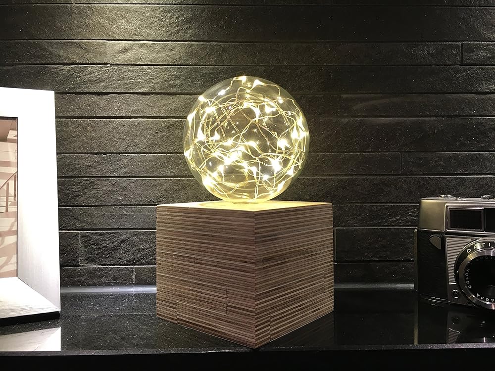 Beleuchtete Glaskugel mit Holzkubus Stimmungslicht Ambiente Design
