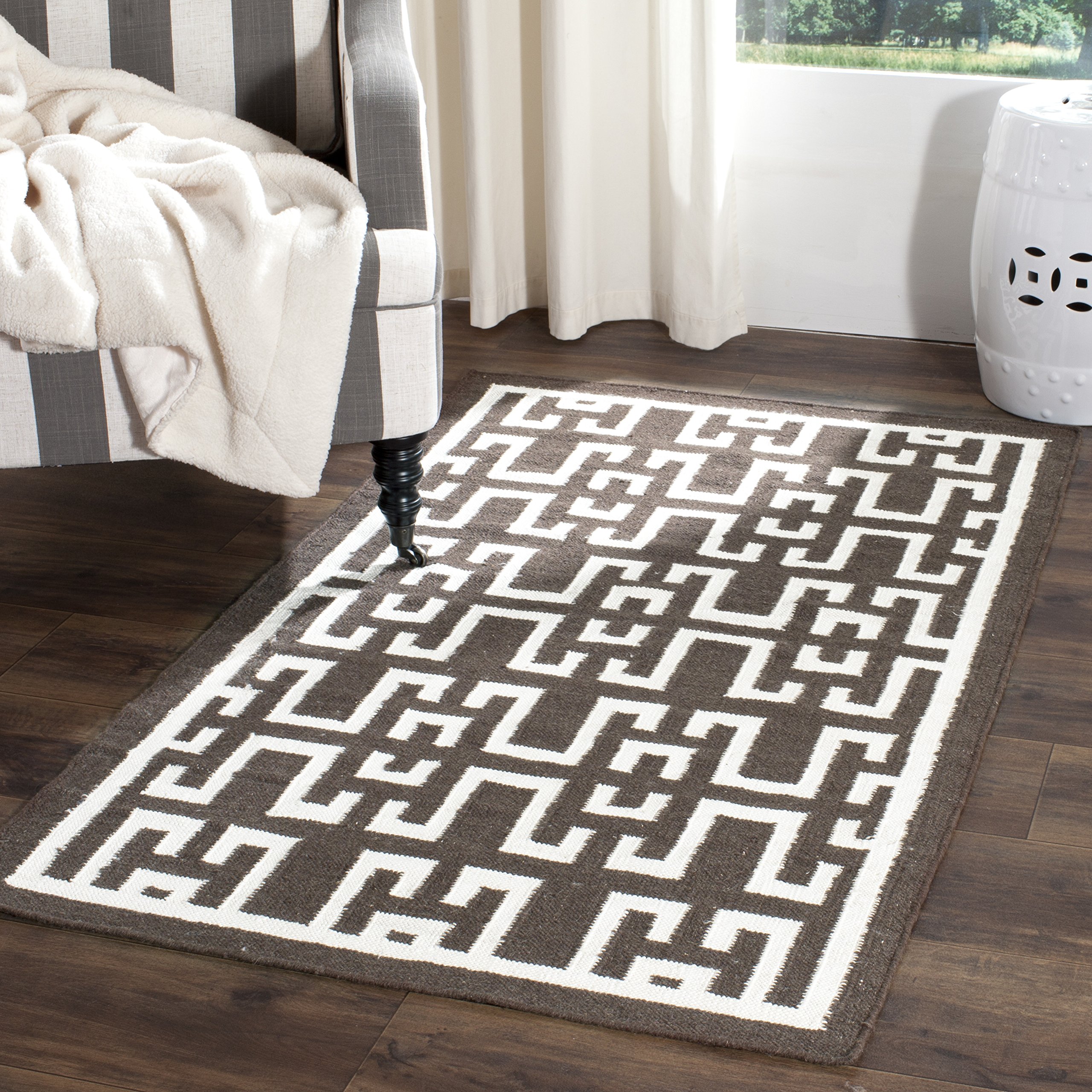 Safavieh Contemporary Indoor Flatweave Rectangle Area Rug, Dhurrie Collection, DHU621, in Chocolate / Ivory, 91 X 152 cm for Living Room, Bedroom or Any Indoor Space