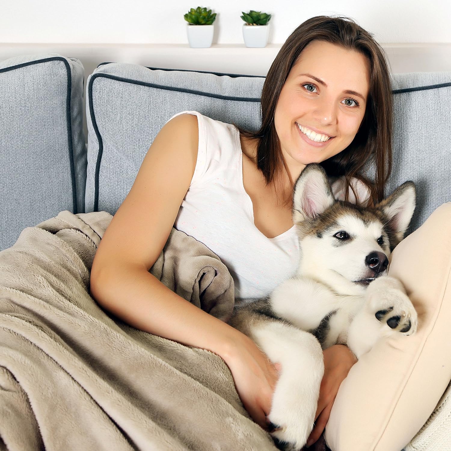 Waterproof Pet Blanket-50”x60” Soft Plush Throw Protects Couch, Chairs, Car, or Bed from Spills, Stains, or Pet Fur-Machine Washable by Petmaker (Tan) : Pet Supplies