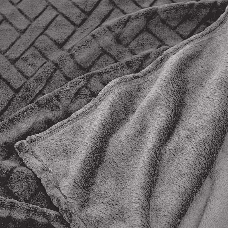 Copriletto in pile con motivo a rilievo, grigio, 150 x 200 cm — foto 5 di 5