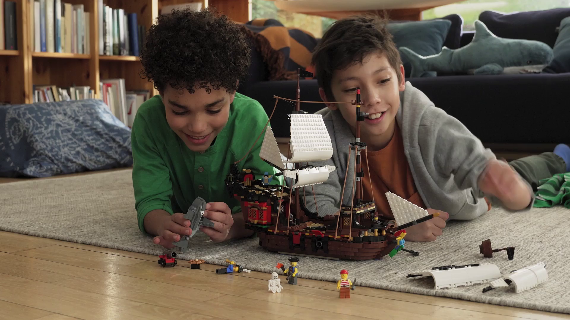 LEGO Creator 3-in-1 Piratenschiff Set, Spielzeug mit 3 Baumöglichkeiten, Baue in Piraten-Taverne oder Pirateninsel mit Totenkopf um, inklusive 3 Minifiguren für Rollenspiel-Abenteuer 31109 – Bild 8