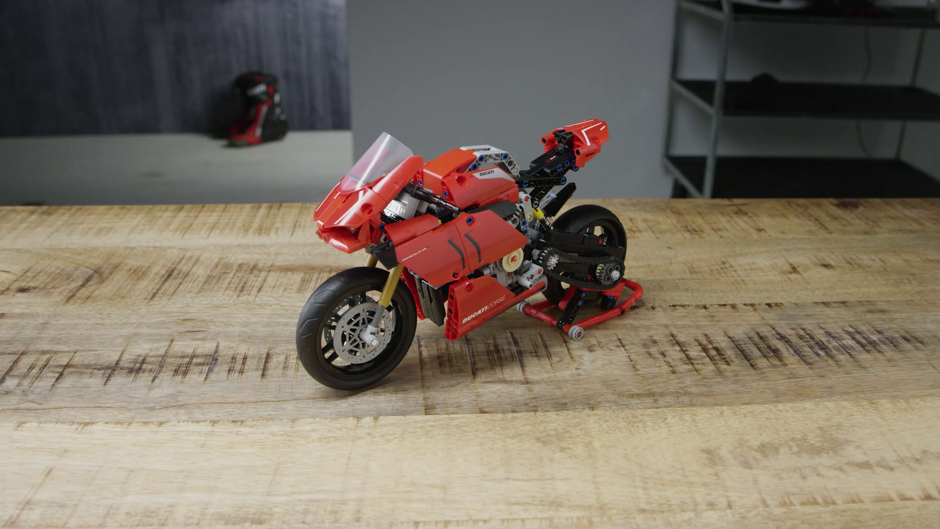 LEGO 42107 Technic Ducati Panigale V4 R Motorrad-Modell, Supermotorrad-Schaustück für Sammler, als Home- oder Büro-Deko, Modellbausatz für Kinder und Erwachsene – Bild 8