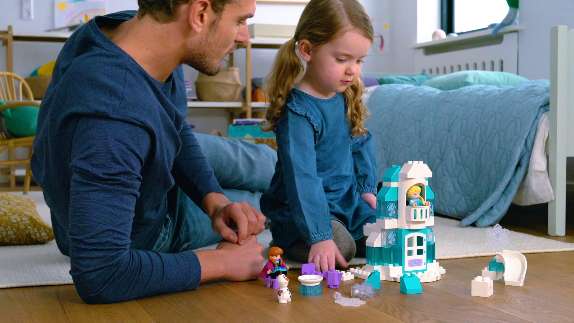 LEGO 10899 DUPLO Princess Frozen Elsas Eispalast, Bauset mit einem Leuchtstein, Prinzessin ELSA und Anna Mini-Puppen sowie Schneemann Figur, Spielzeuge für Jungen und Mädchen ab 2 Jahren – Bild 8