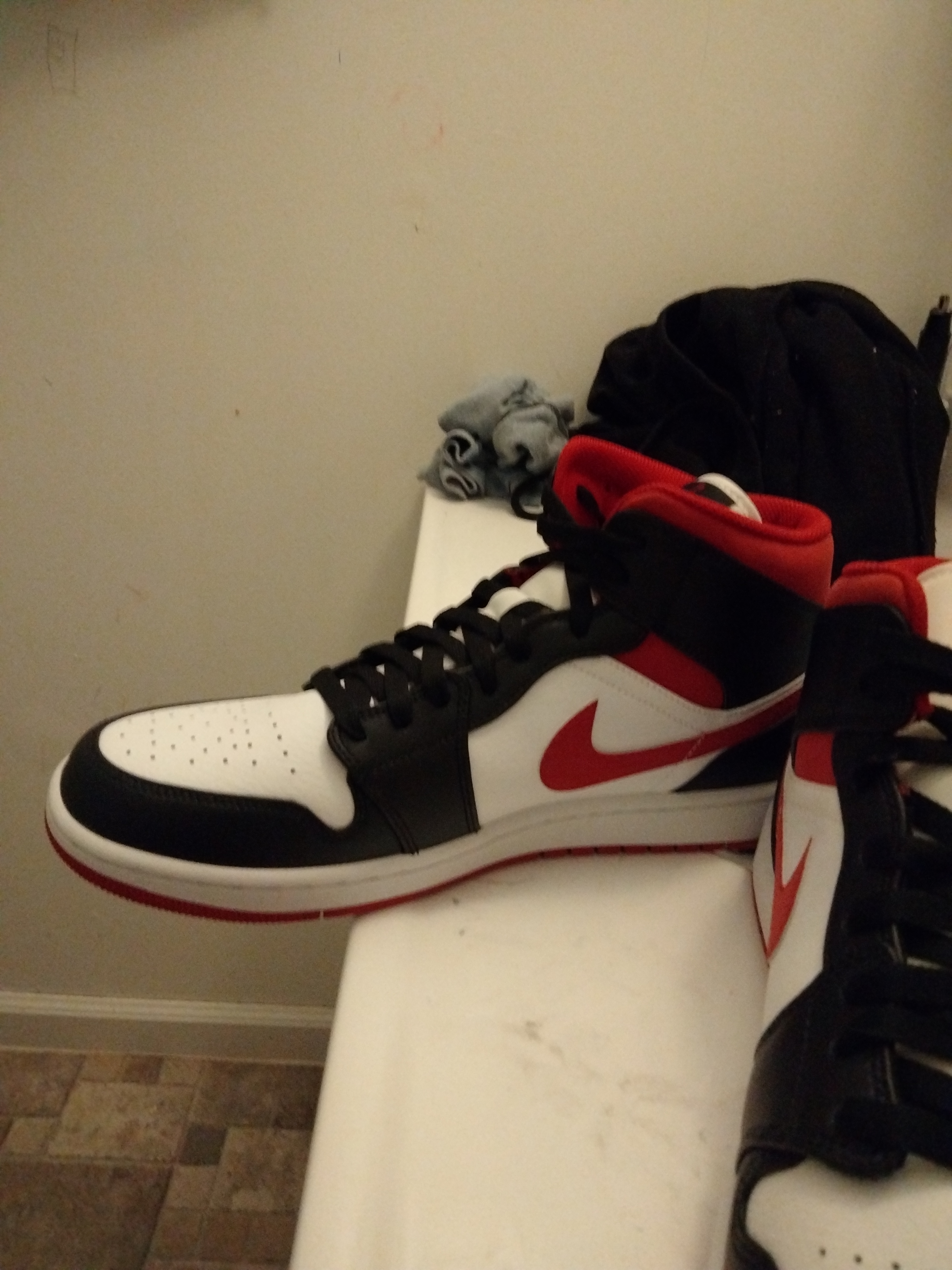 1 Mid Gym Red Black White554724-122 photo review